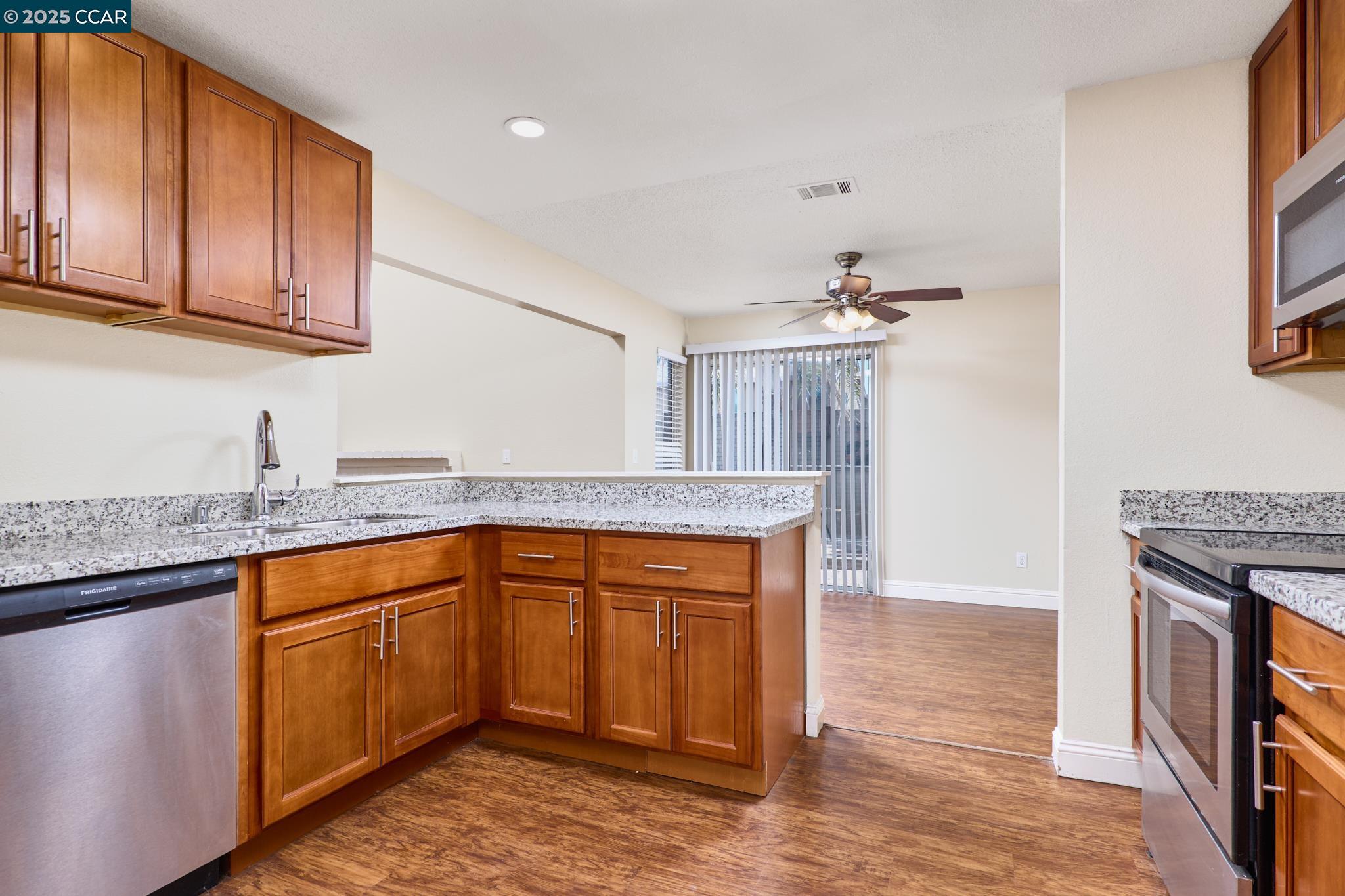 Detail Gallery Image 2 of 25 For 256 Brazil Ct, Oakley,  CA 94561 - 2 Beds | 2/1 Baths