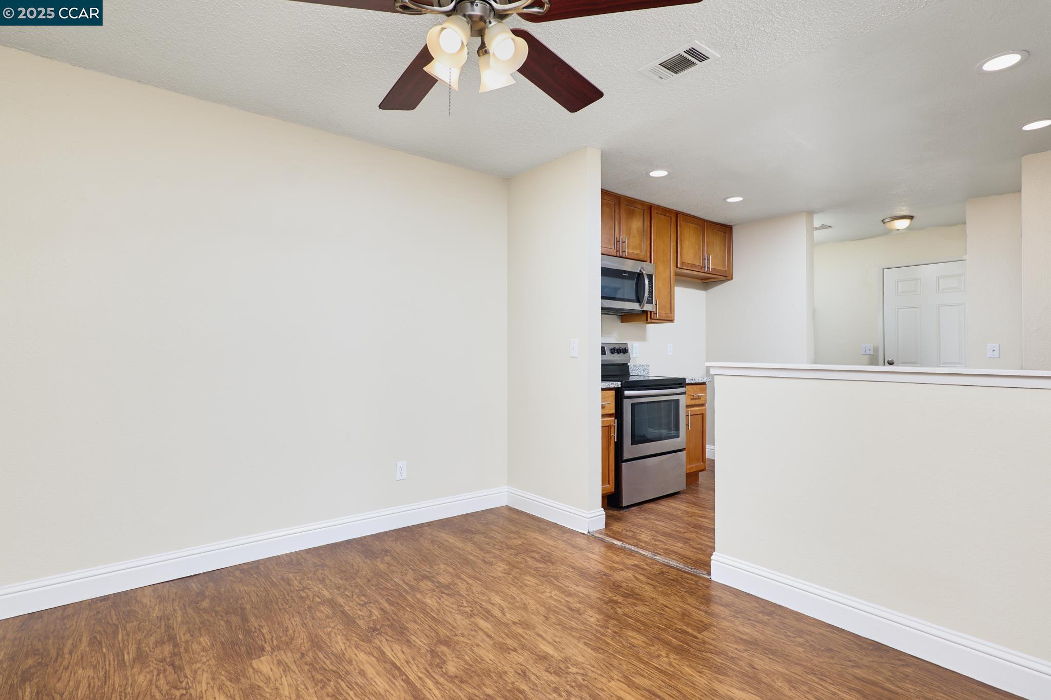 Detail Gallery Image 11 of 25 For 256 Brazil Ct, Oakley,  CA 94561 - 2 Beds | 2/1 Baths