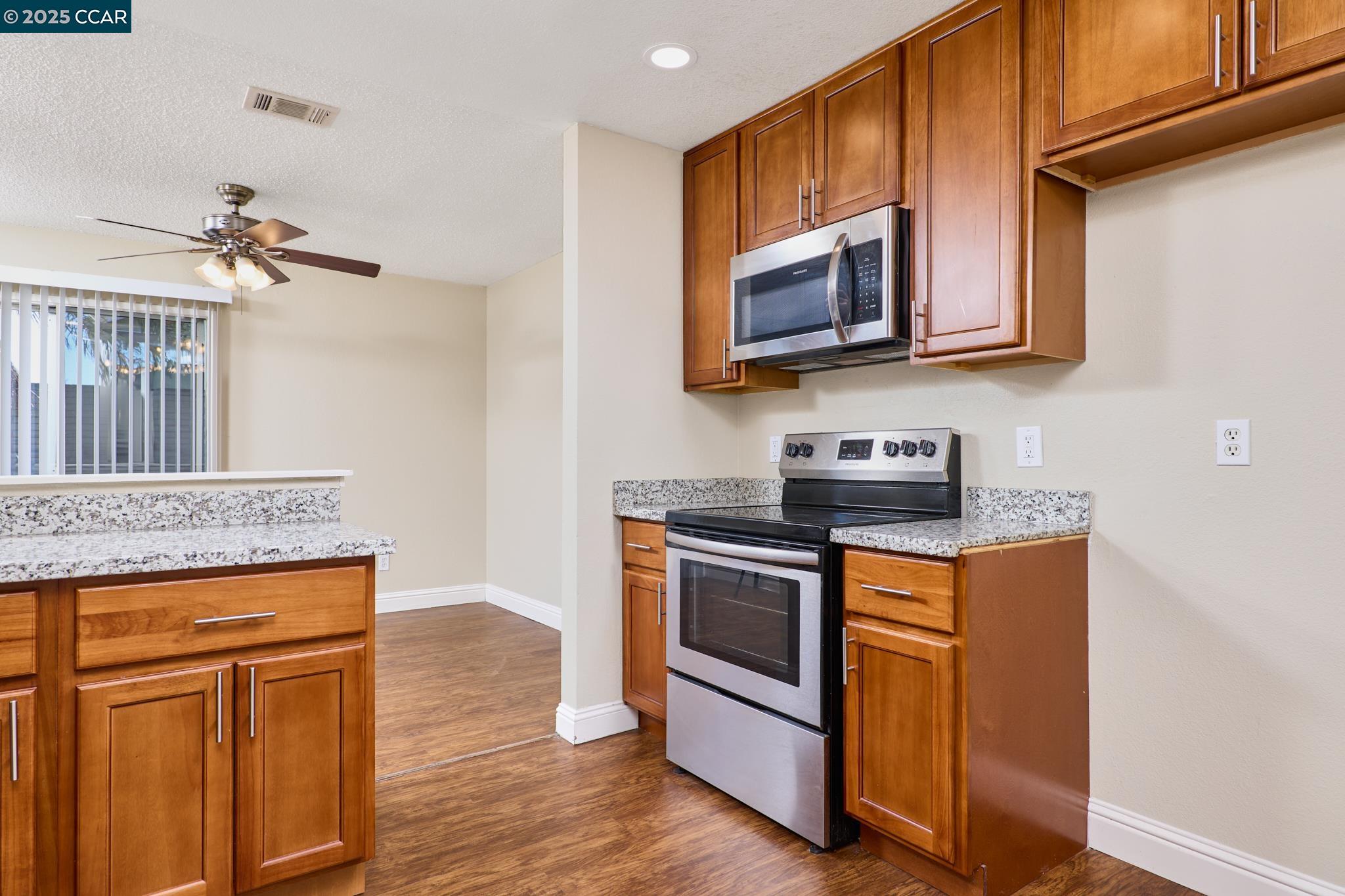 Detail Gallery Image 3 of 25 For 256 Brazil Ct, Oakley,  CA 94561 - 2 Beds | 2/1 Baths