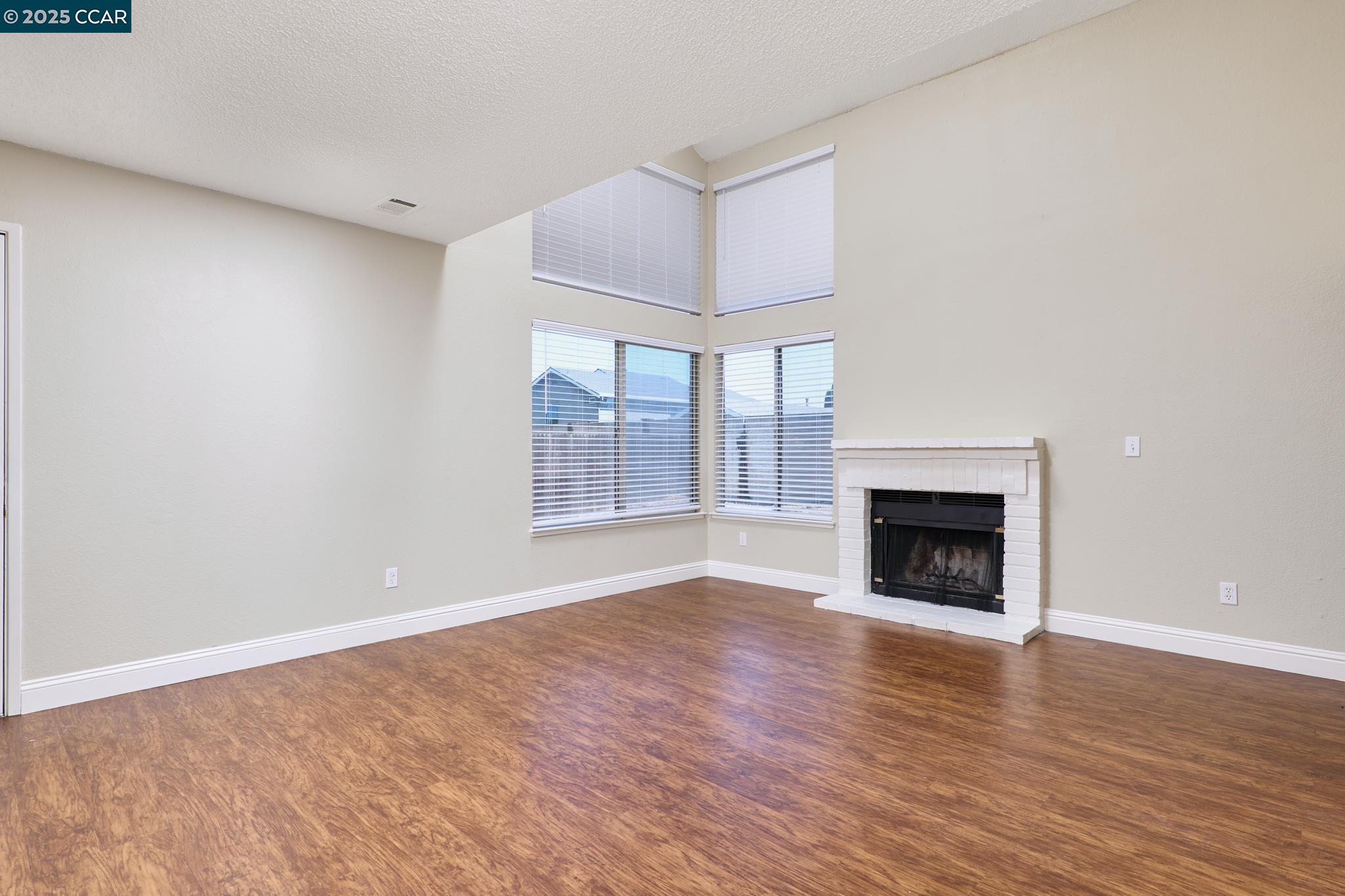 Detail Gallery Image 5 of 25 For 256 Brazil Ct, Oakley,  CA 94561 - 2 Beds | 2/1 Baths