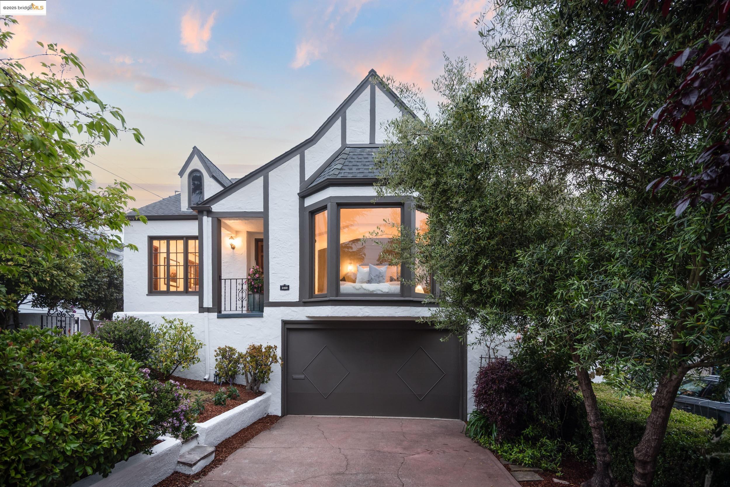 Detail Gallery Image 1 of 1 For 5468 Proctor Ave, Oakland,  CA 94618 - 4 Beds | 2 Baths