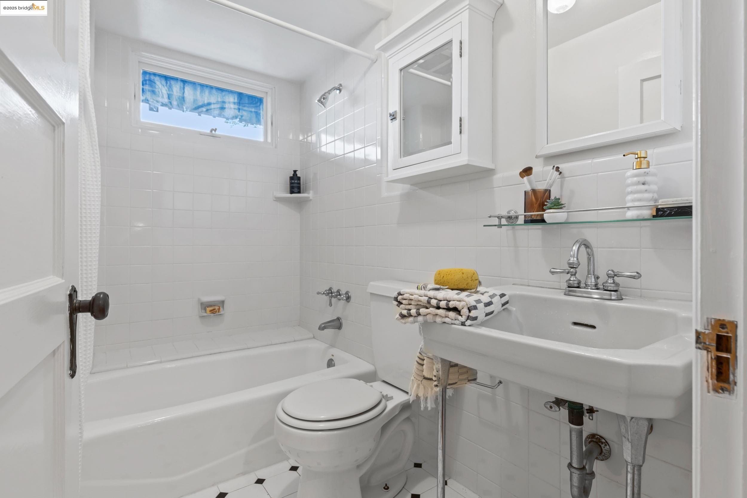 5468 Proctor Ave, Oakland, California 94618, 4 Bedrooms Bedrooms, 8 Rooms Rooms,2 BathroomsBathrooms,Residential,For Sale,5468 Proctor Ave,41096695