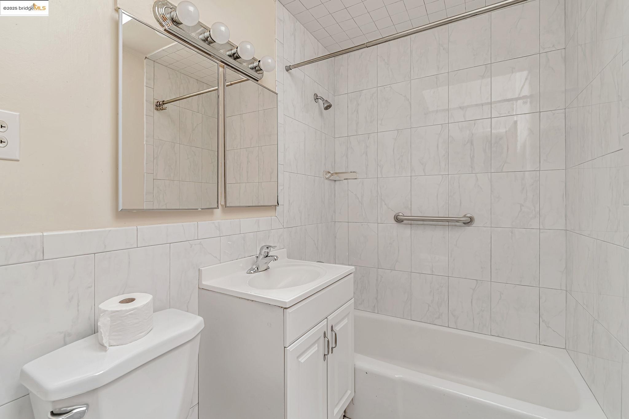 4040 Ortega St, San Francisco, California 94122, 2 Bedrooms Bedrooms, 4 Rooms Rooms,2 BathroomsBathrooms,Residential,For Sale,4040 Ortega St,41096704