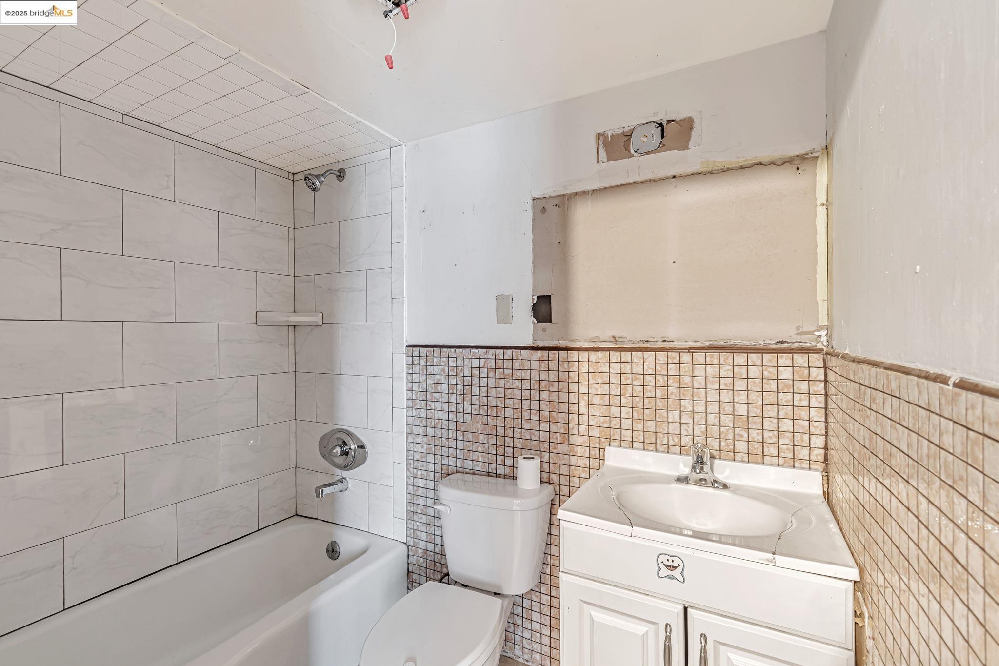 4040 Ortega St, San Francisco, California 94122, 2 Bedrooms Bedrooms, 4 Rooms Rooms,2 BathroomsBathrooms,Residential,For Sale,4040 Ortega St,41096704