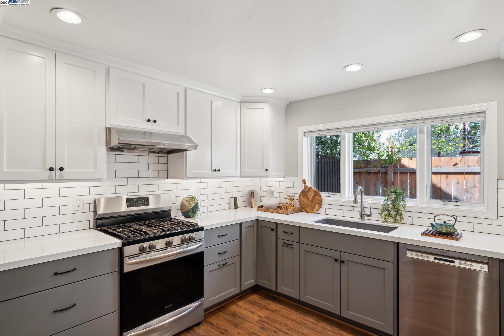 935 Lincoln Ave, Alameda, California 94501, ,Residential Income,For Sale,935 Lincoln Ave,41096722