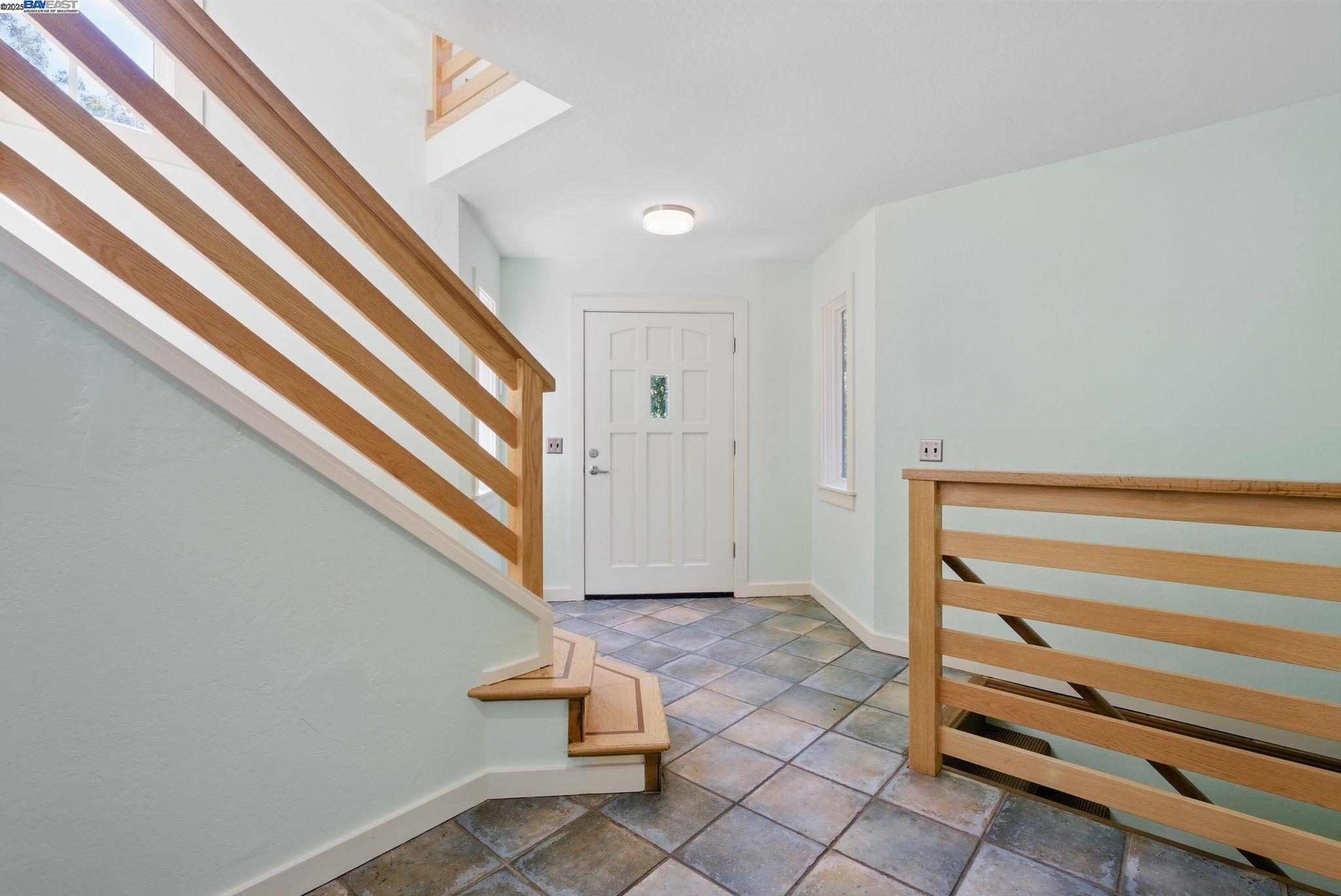 Detail Gallery Image 3 of 59 For 7380 Claremont Ave, Berkeley,  CA 94705 - 3 Beds | 2/1 Baths