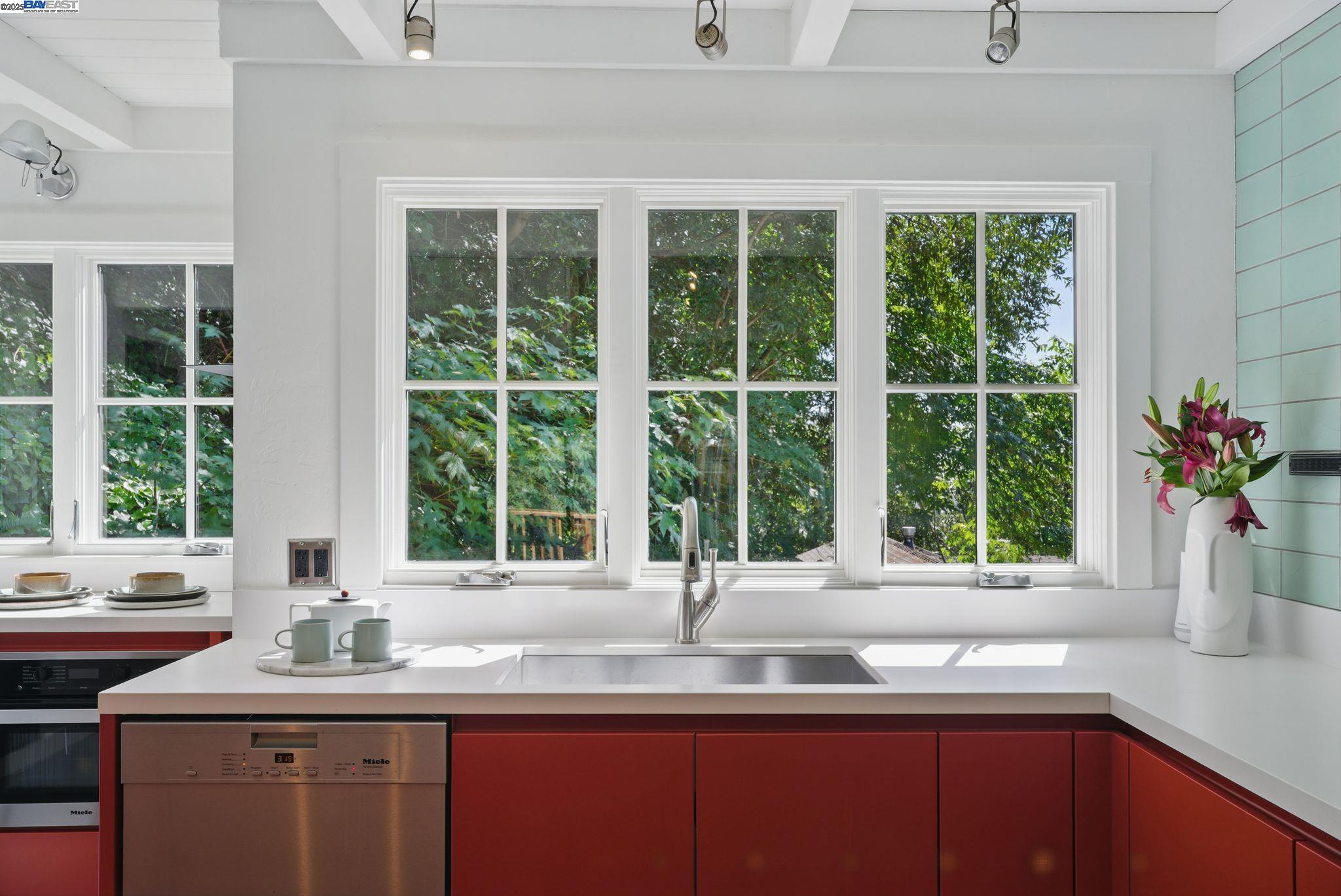 Detail Gallery Image 30 of 59 For 7380 Claremont Ave, Berkeley,  CA 94705 - 3 Beds | 2/1 Baths