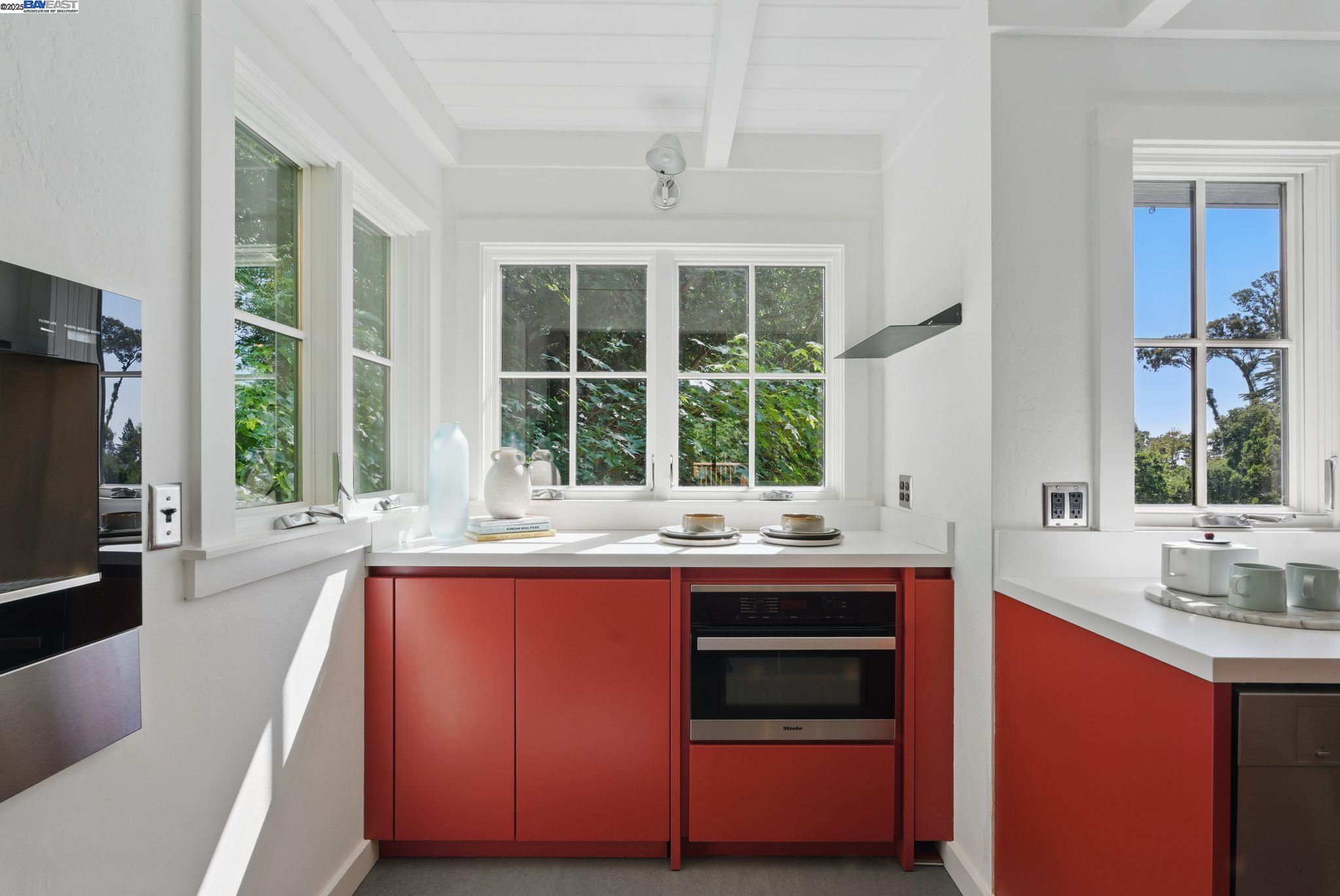 Detail Gallery Image 32 of 59 For 7380 Claremont Ave, Berkeley,  CA 94705 - 3 Beds | 2/1 Baths