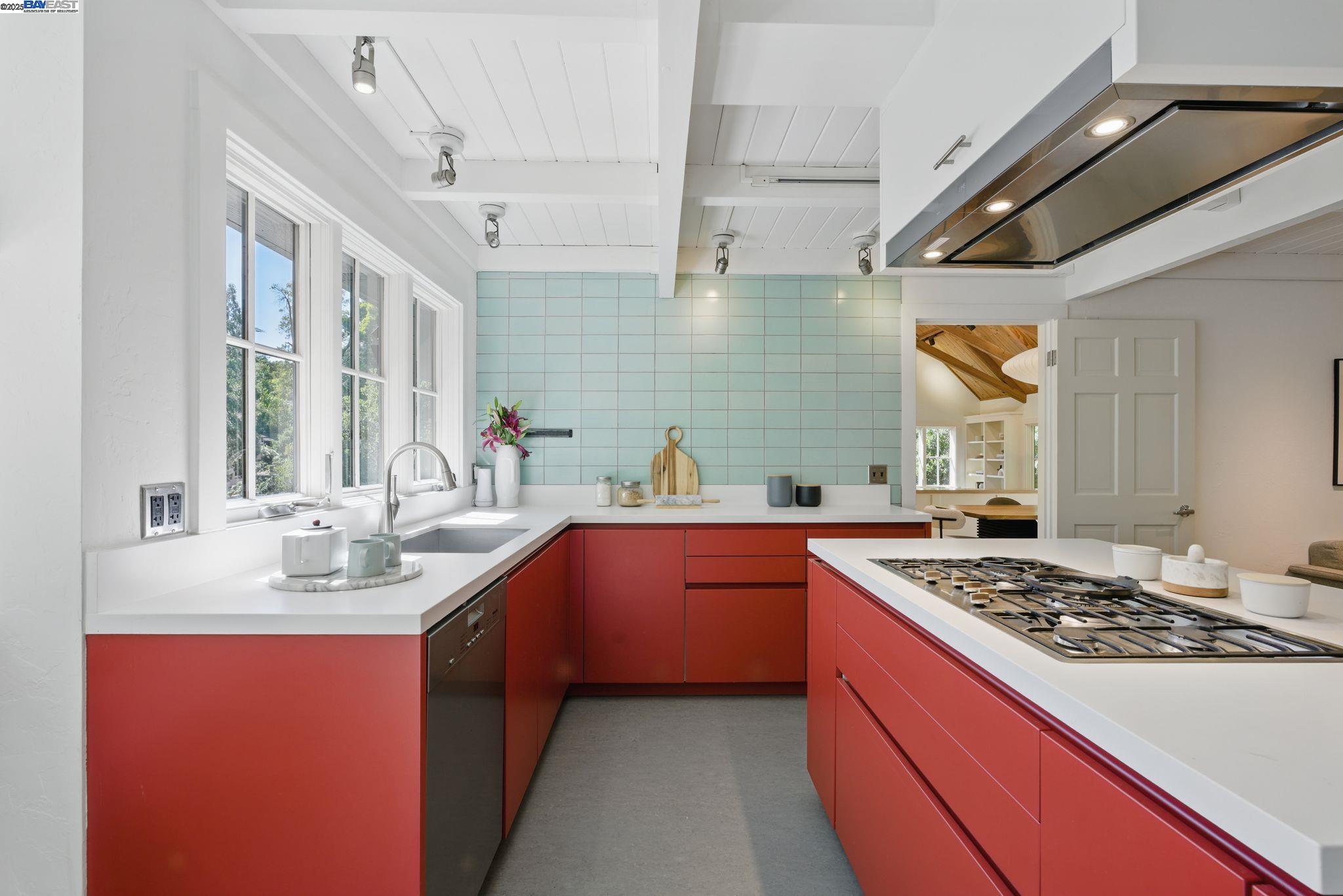 Detail Gallery Image 33 of 59 For 7380 Claremont Ave, Berkeley,  CA 94705 - 3 Beds | 2/1 Baths
