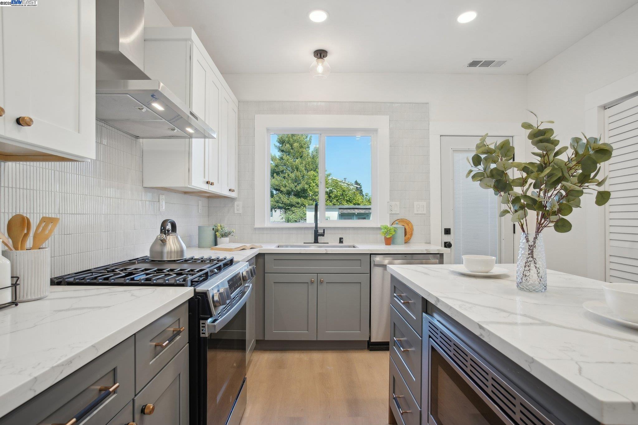 1834 8Th St, Alameda, California 94501, 2 Bedrooms Bedrooms, 5 Rooms Rooms,2 BathroomsBathrooms,Residential,For Sale,1834 8Th St,41096731
