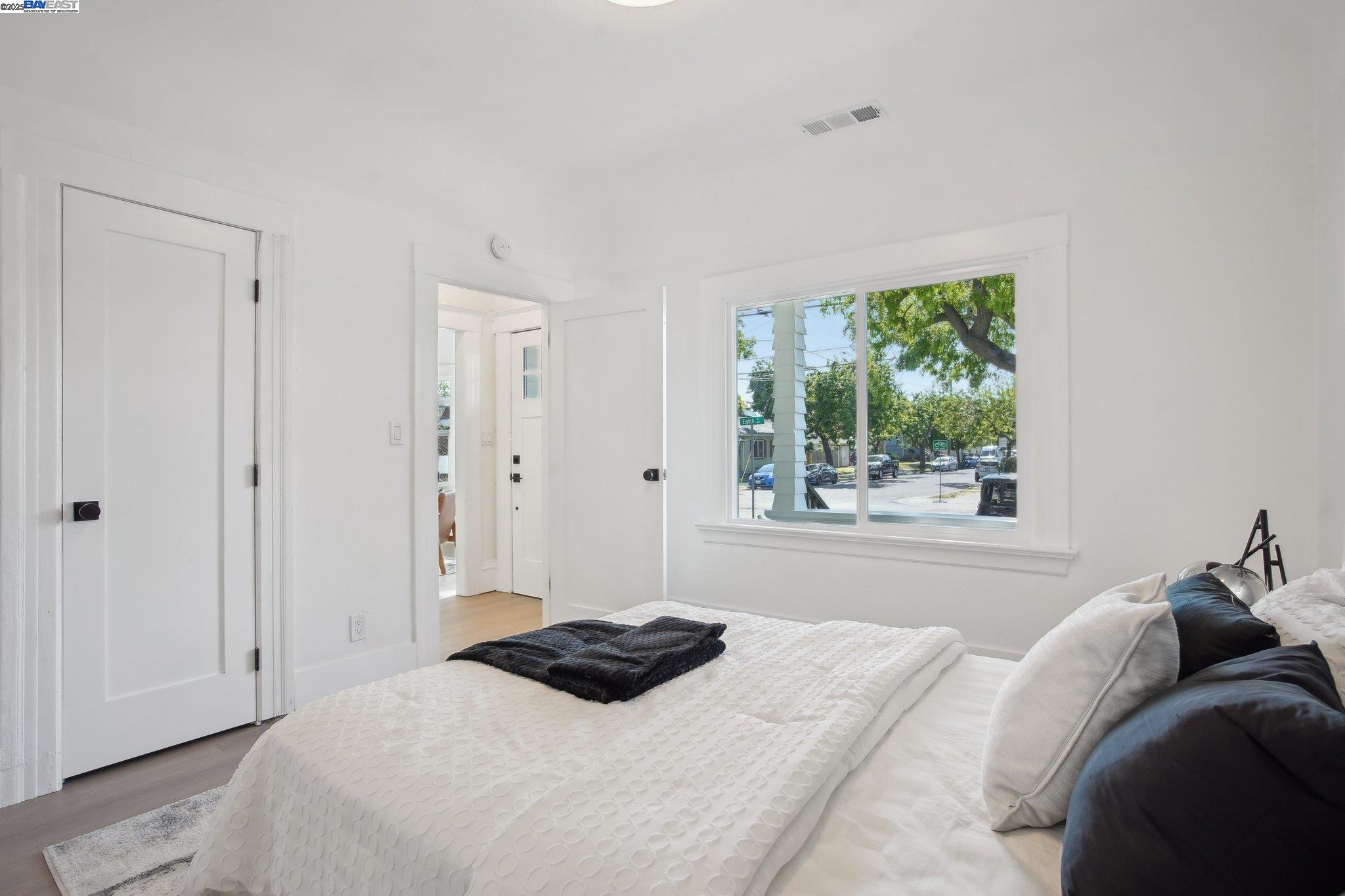 1834 8Th St, Alameda, California 94501, 2 Bedrooms Bedrooms, 5 Rooms Rooms,2 BathroomsBathrooms,Residential,For Sale,1834 8Th St,41096731