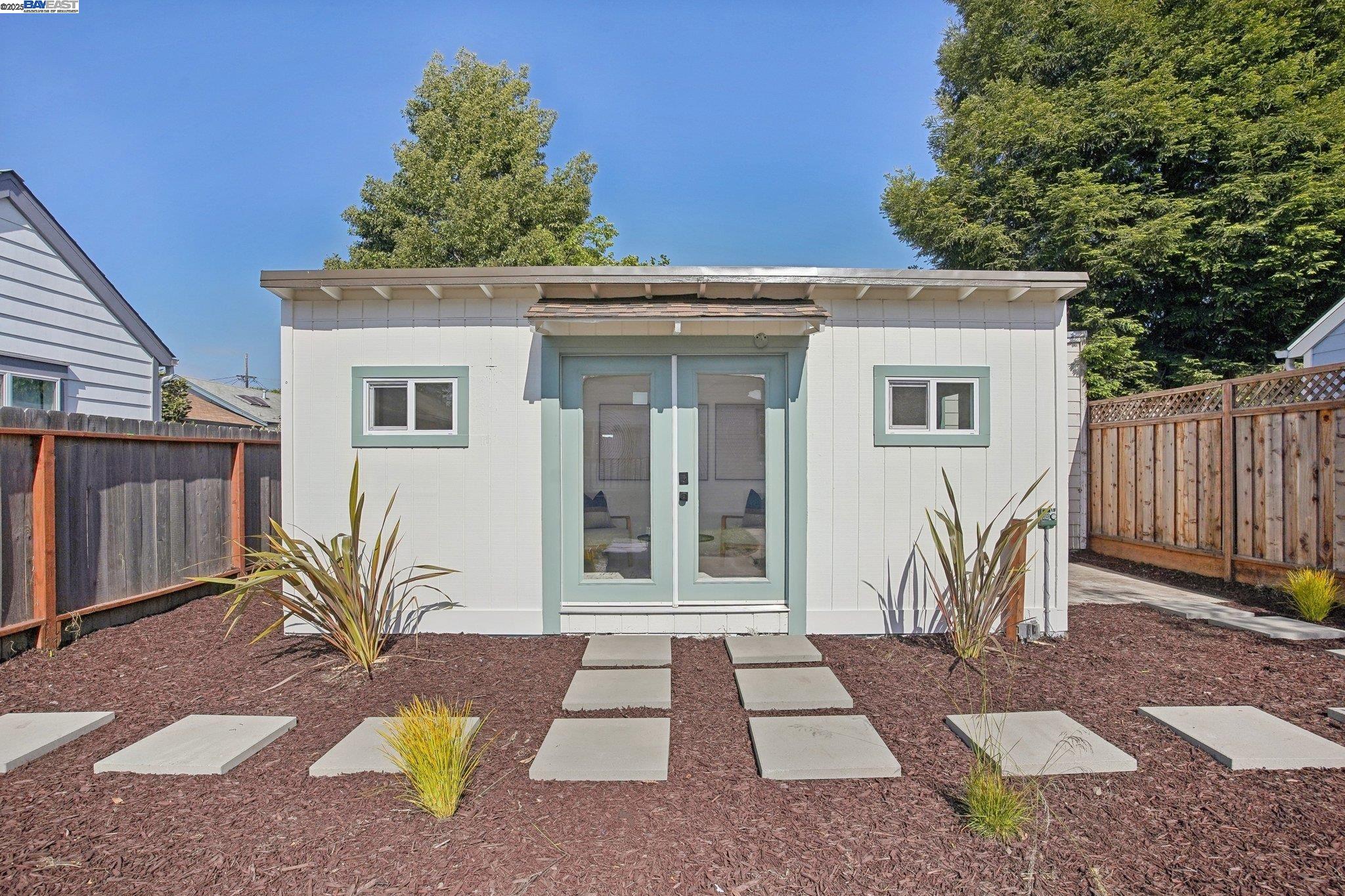 1834 8Th St, Alameda, California 94501, 2 Bedrooms Bedrooms, 5 Rooms Rooms,2 BathroomsBathrooms,Residential,For Sale,1834 8Th St,41096731