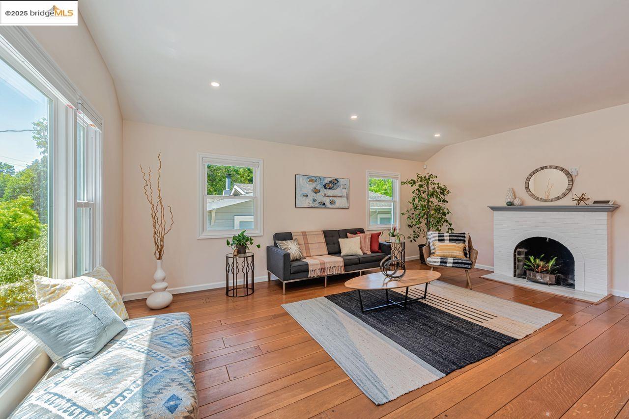 Detail Gallery Image 3 of 39 For 4373 Rettig, Oakland,  CA 94602-3511 - 2 Beds | 2 Baths