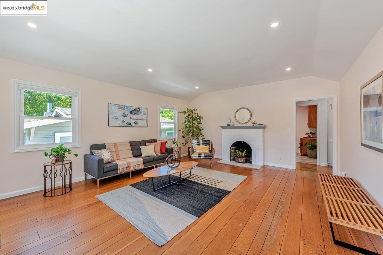 Detail Gallery Image 4 of 39 For 4373 Rettig, Oakland,  CA 94602-3511 - 2 Beds | 2 Baths