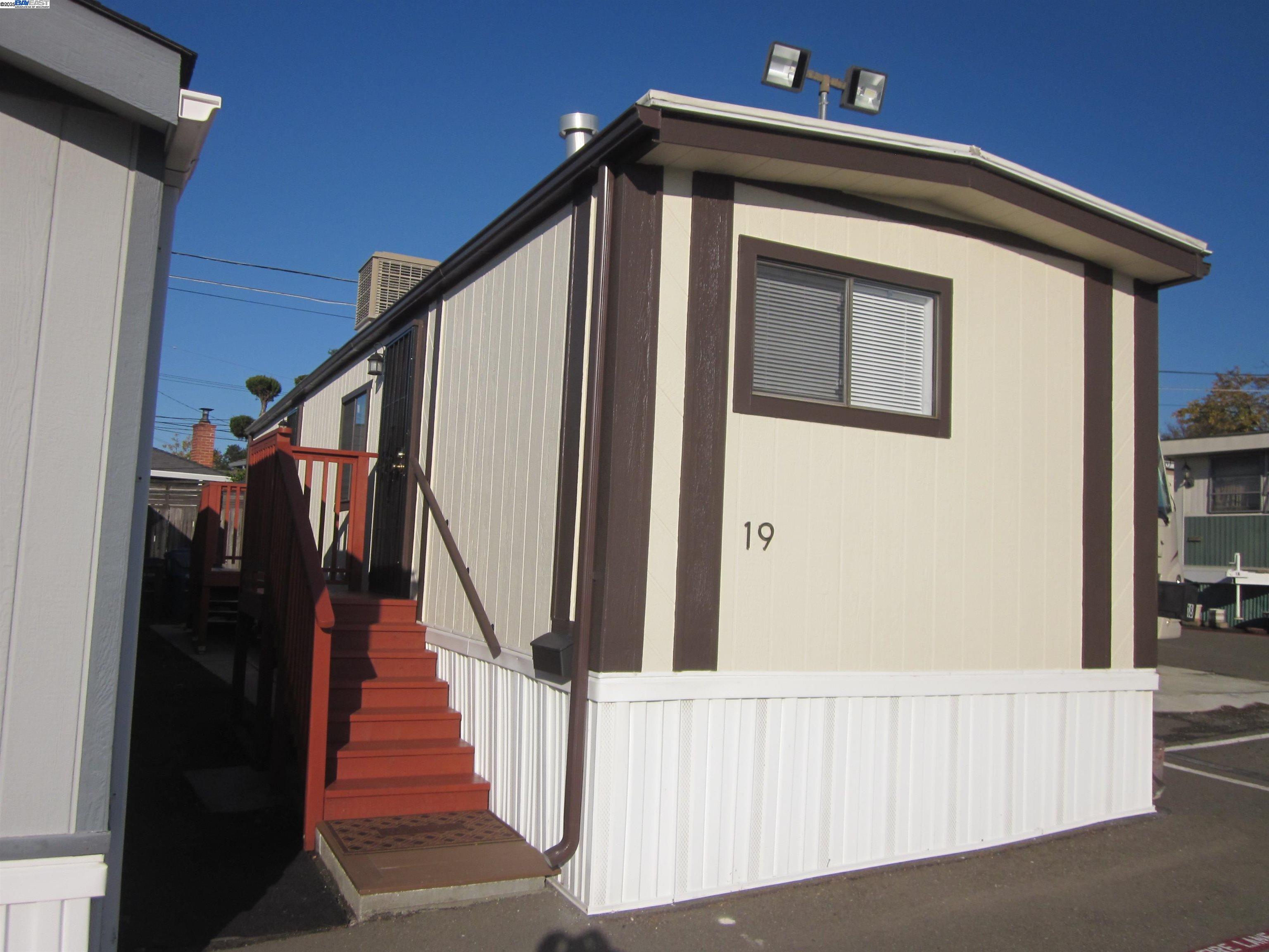 Detail Gallery Image 1 of 1 For 3998 Castro Valley Blvd #19,  Castro Valley,  CA 94546-6061 - 1 Beds | 1 Baths