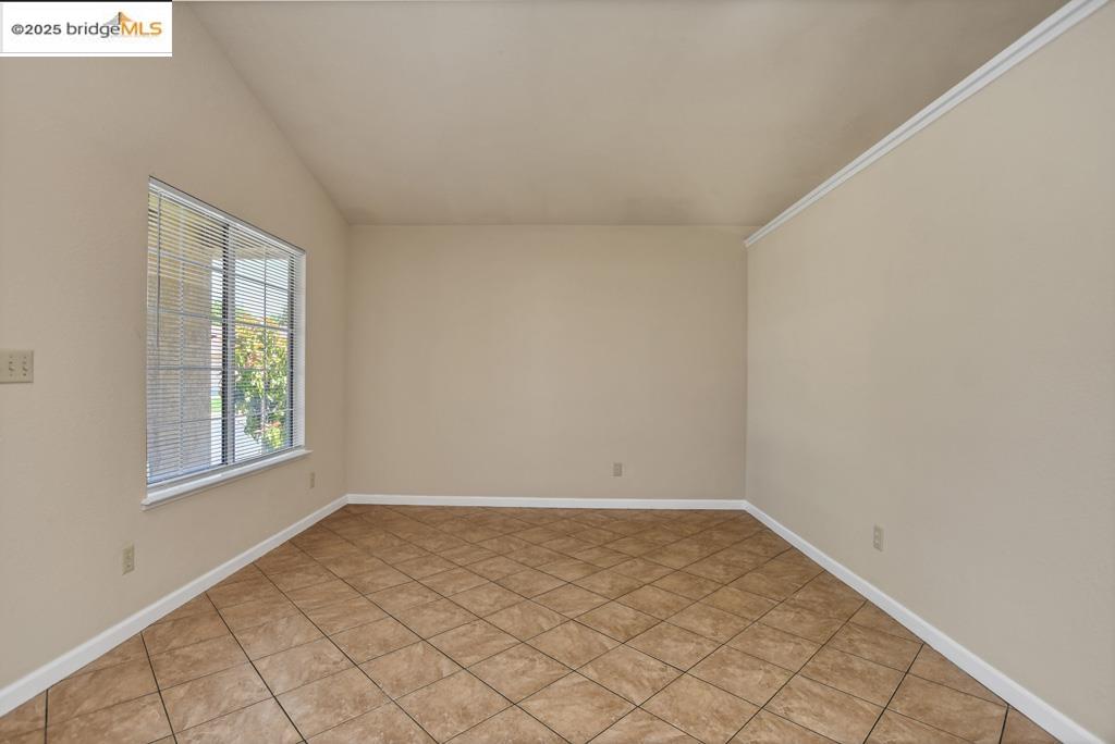 Detail Gallery Image 3 of 32 For 2410 Almaden Ct, Stockton,  CA 95206 - 4 Beds | 2 Baths