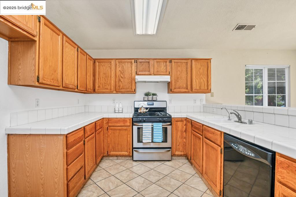 Detail Gallery Image 9 of 32 For 2410 Almaden Ct, Stockton,  CA 95206 - 4 Beds | 2 Baths