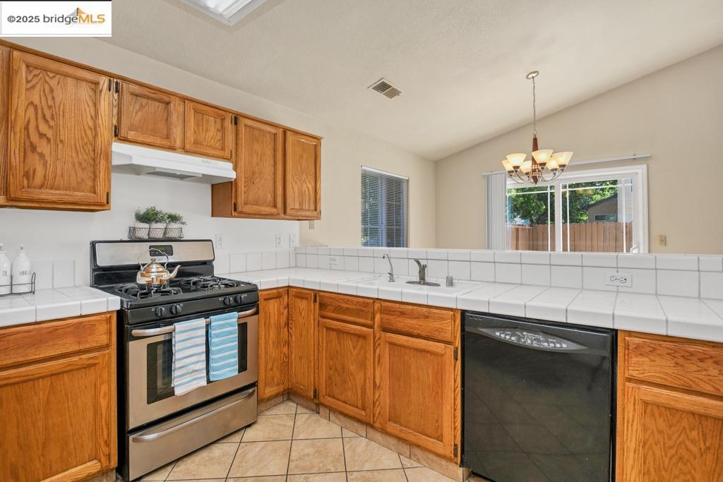 Detail Gallery Image 10 of 32 For 2410 Almaden Ct, Stockton,  CA 95206 - 4 Beds | 2 Baths