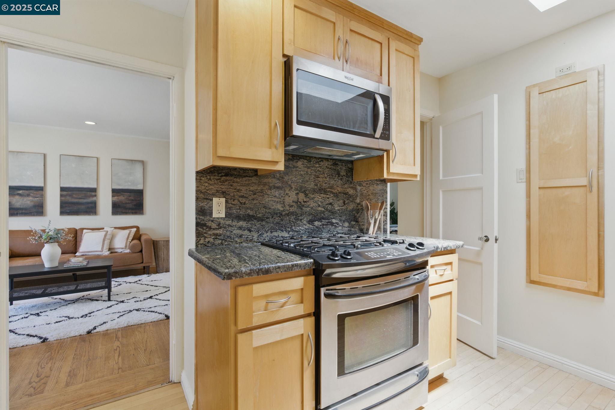 Detail Gallery Image 5 of 23 For 71 Gladstone Drive, San Francisco,  CA 94112 - 3 Beds | 1 Baths