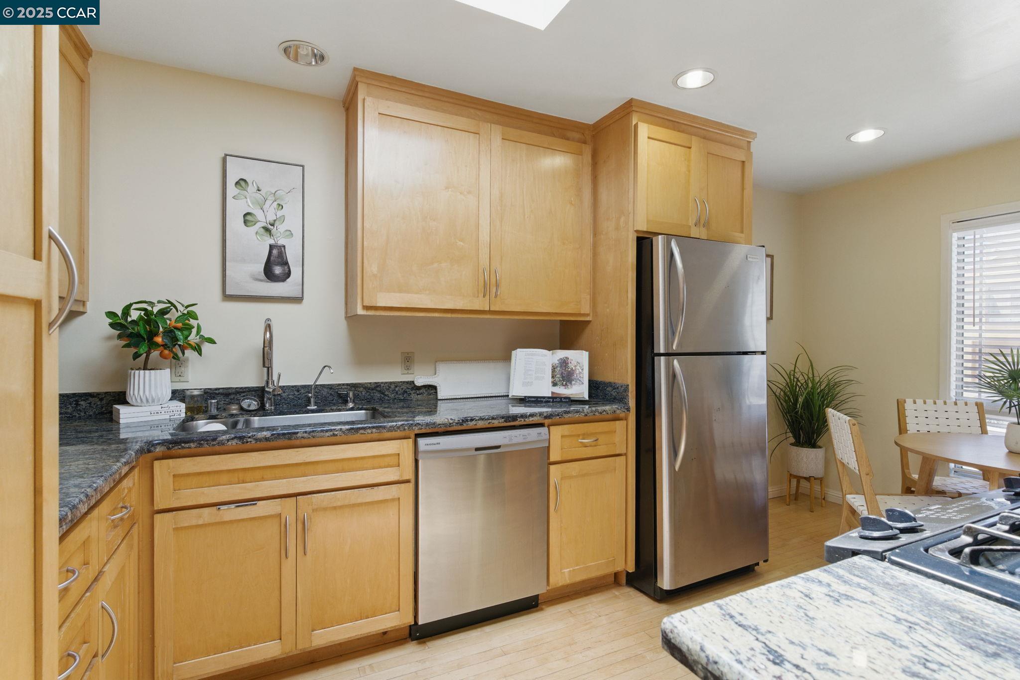 Detail Gallery Image 7 of 23 For 71 Gladstone Drive, San Francisco,  CA 94112 - 3 Beds | 1 Baths