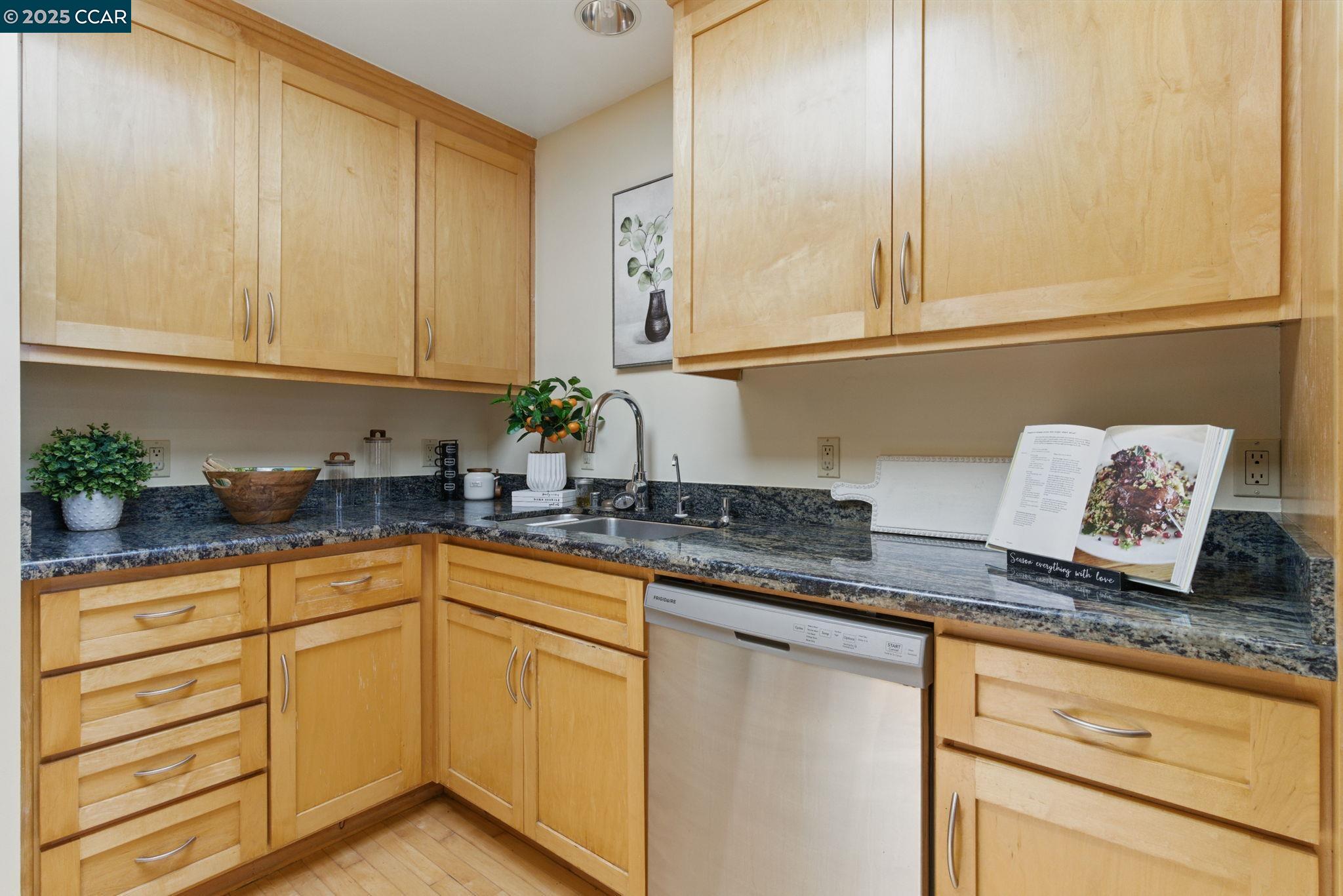 Detail Gallery Image 8 of 23 For 71 Gladstone Drive, San Francisco,  CA 94112 - 3 Beds | 1 Baths