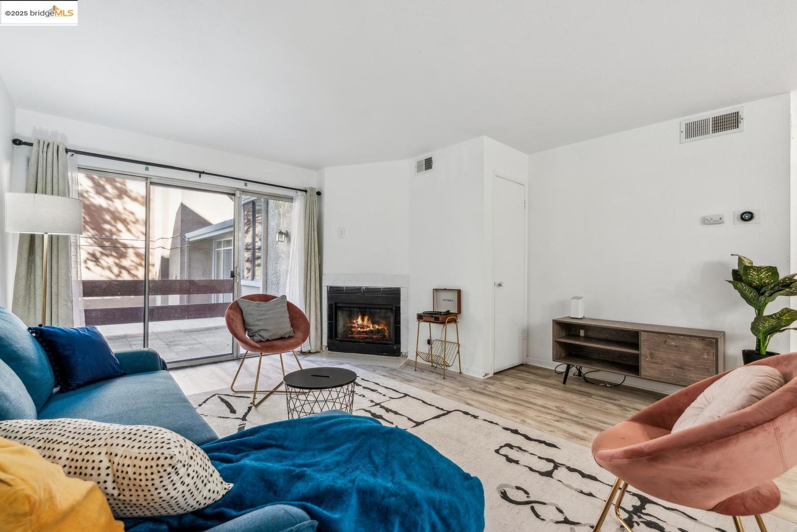 Detail Gallery Image 2 of 26 For 2121 Vale Rd #121,  San Pablo,  CA 94806 - 2 Beds | 2 Baths