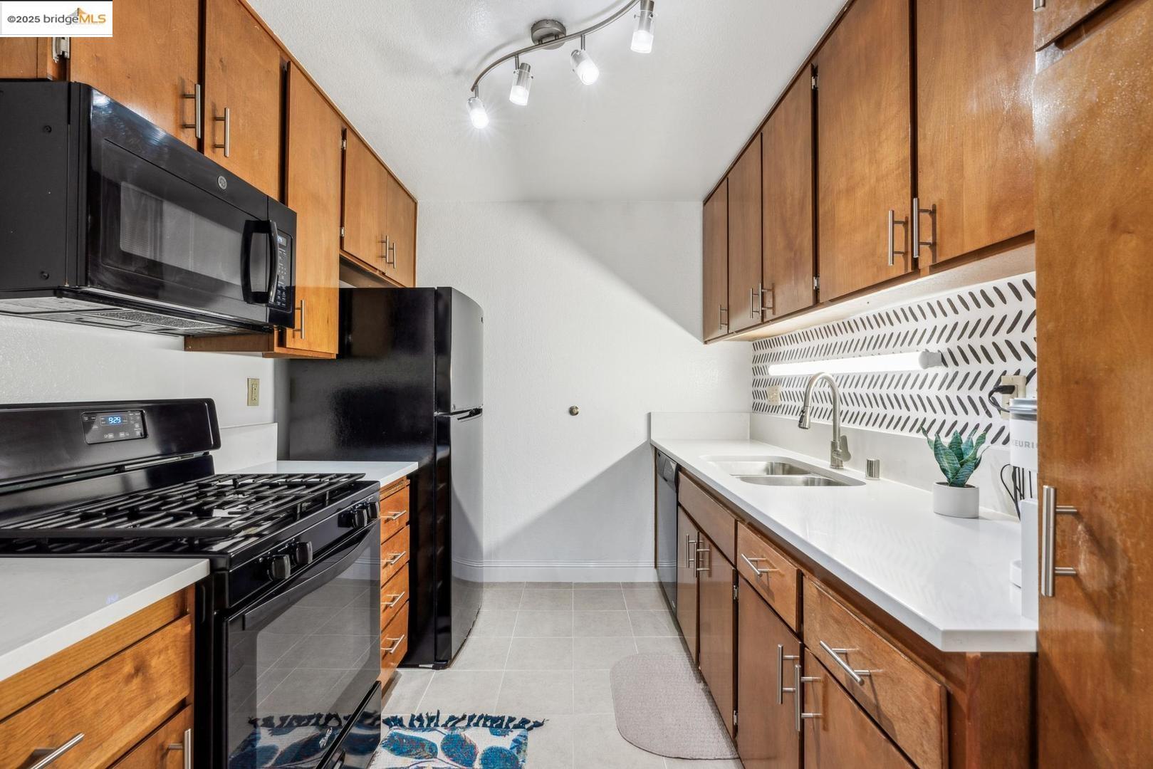Detail Gallery Image 8 of 26 For 2121 Vale Rd #121,  San Pablo,  CA 94806 - 2 Beds | 2 Baths