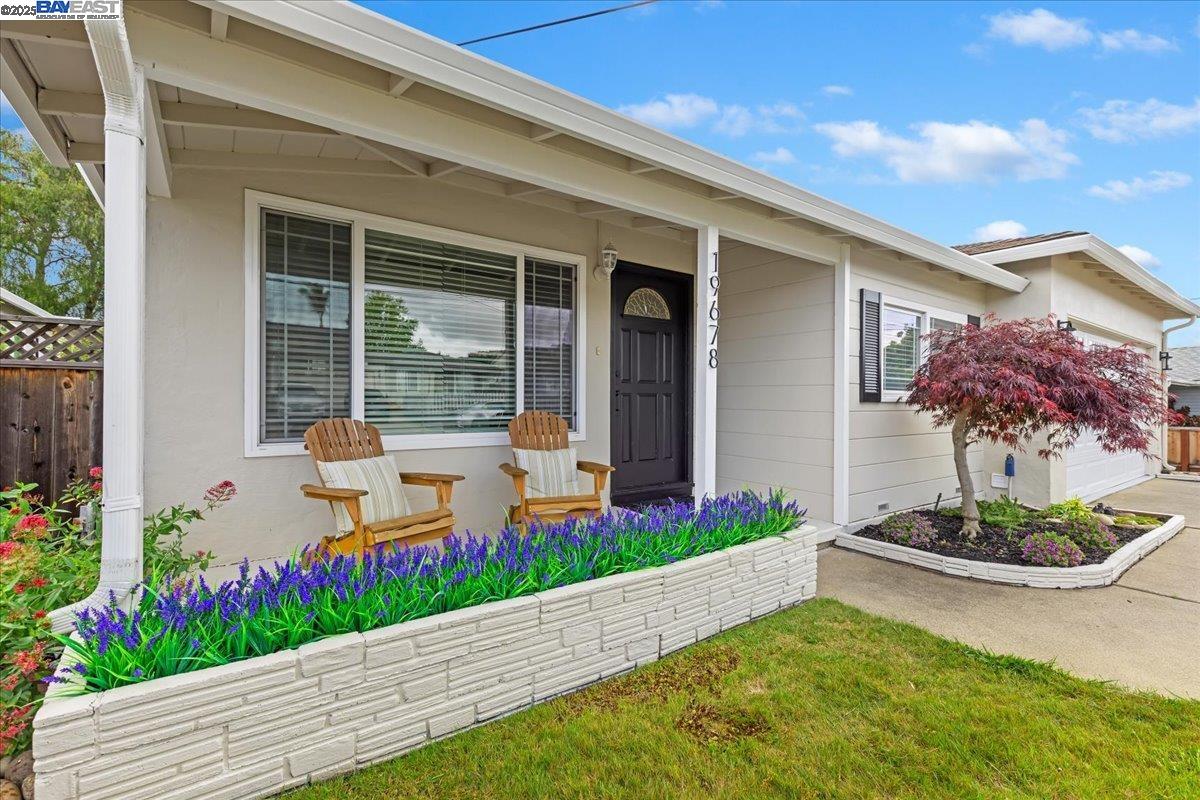 Detail Gallery Image 2 of 35 For 19678 Bernal Street, Castro Valley,  CA 94546 - 3 Beds | 2 Baths
