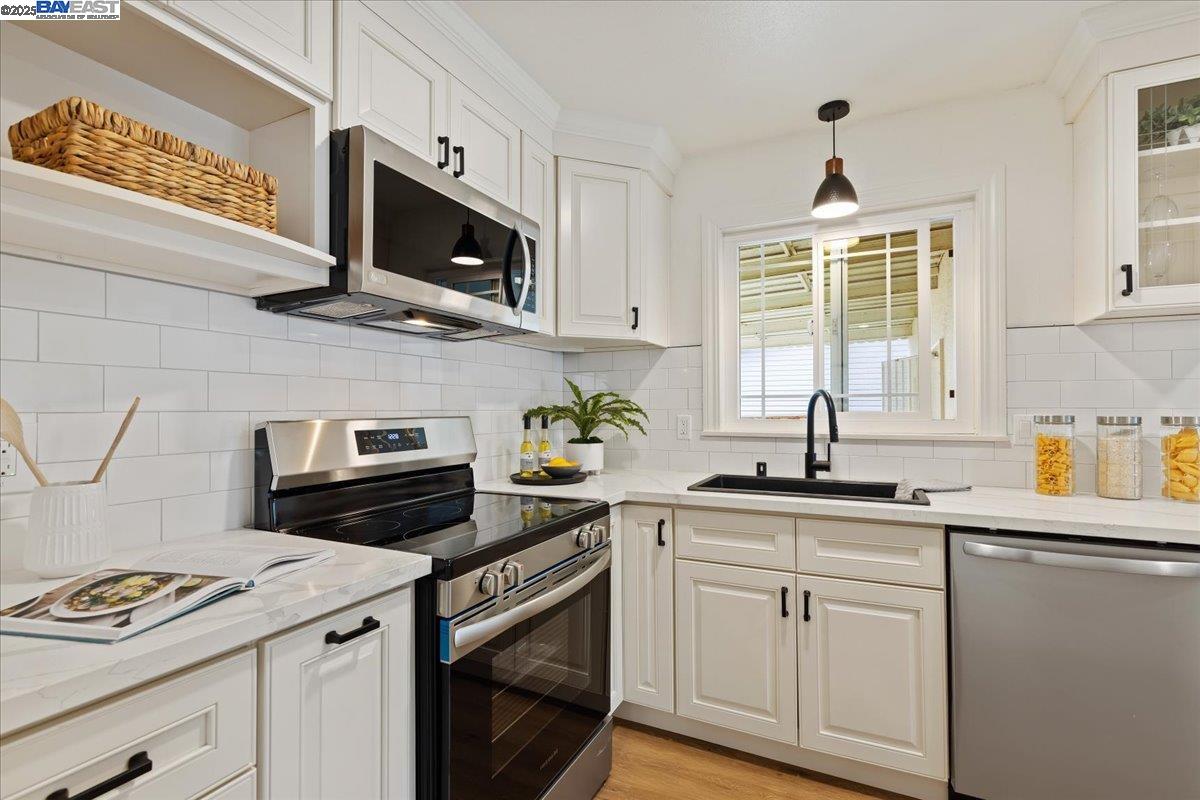 Detail Gallery Image 11 of 35 For 19678 Bernal Street, Castro Valley,  CA 94546 - 3 Beds | 2 Baths