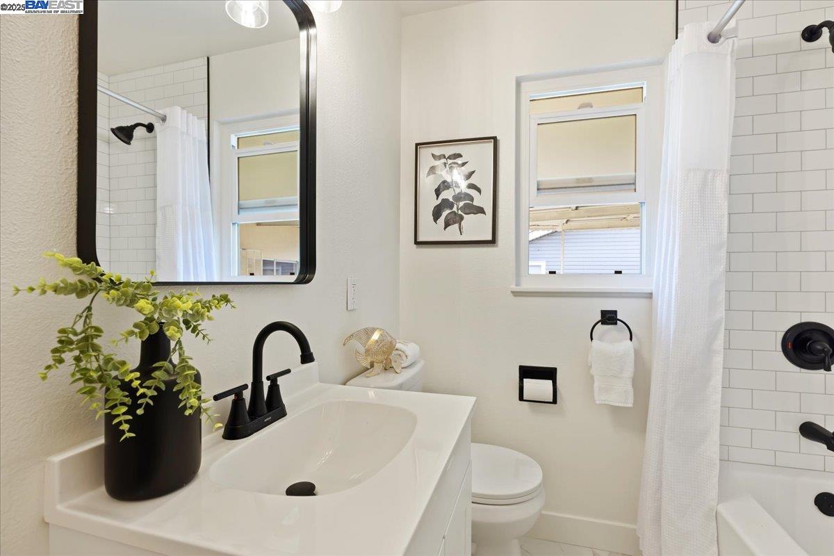 Detail Gallery Image 13 of 35 For 19678 Bernal Street, Castro Valley,  CA 94546 - 3 Beds | 2 Baths
