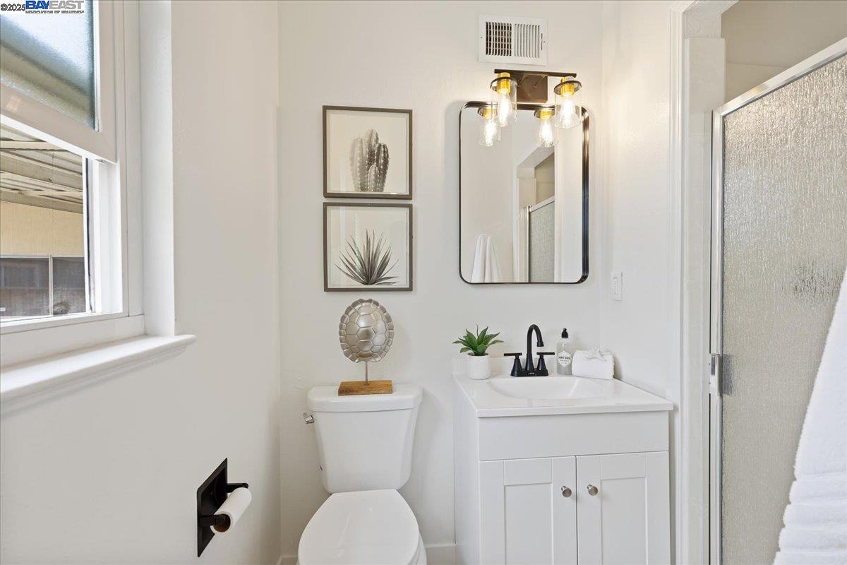 Detail Gallery Image 16 of 35 For 19678 Bernal Street, Castro Valley,  CA 94546 - 3 Beds | 2 Baths