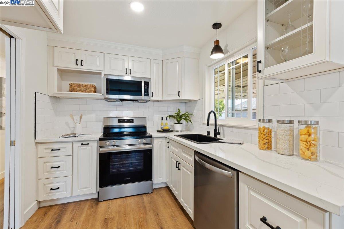 Detail Gallery Image 10 of 35 For 19678 Bernal Street, Castro Valley,  CA 94546 - 3 Beds | 2 Baths