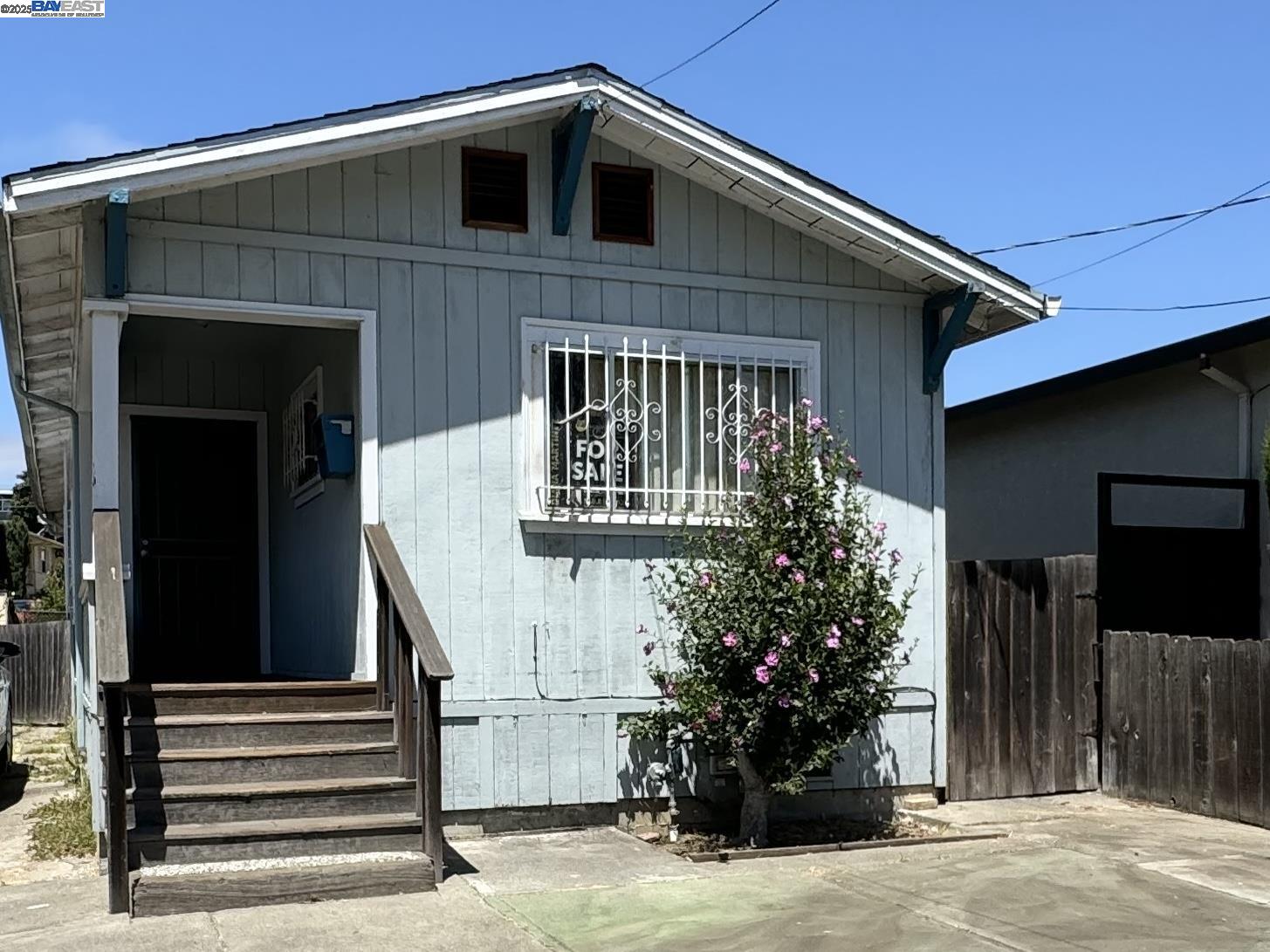 Detail Gallery Image 1 of 17 For 2045 Harrington Ave, Oakland,  CA 94601 - 3 Beds | 1 Baths