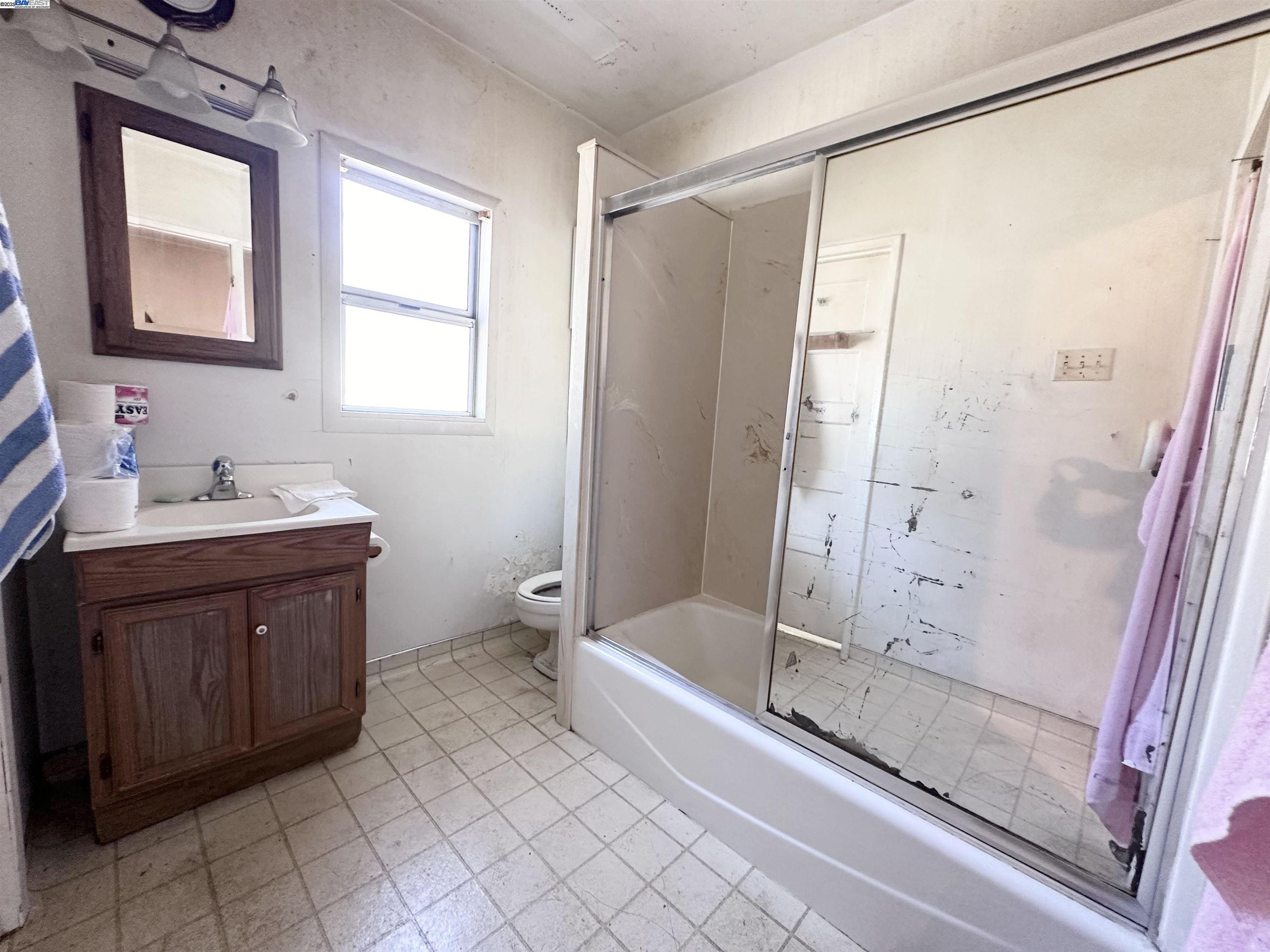 Detail Gallery Image 11 of 17 For 2045 Harrington Ave, Oakland,  CA 94601 - 3 Beds | 1 Baths