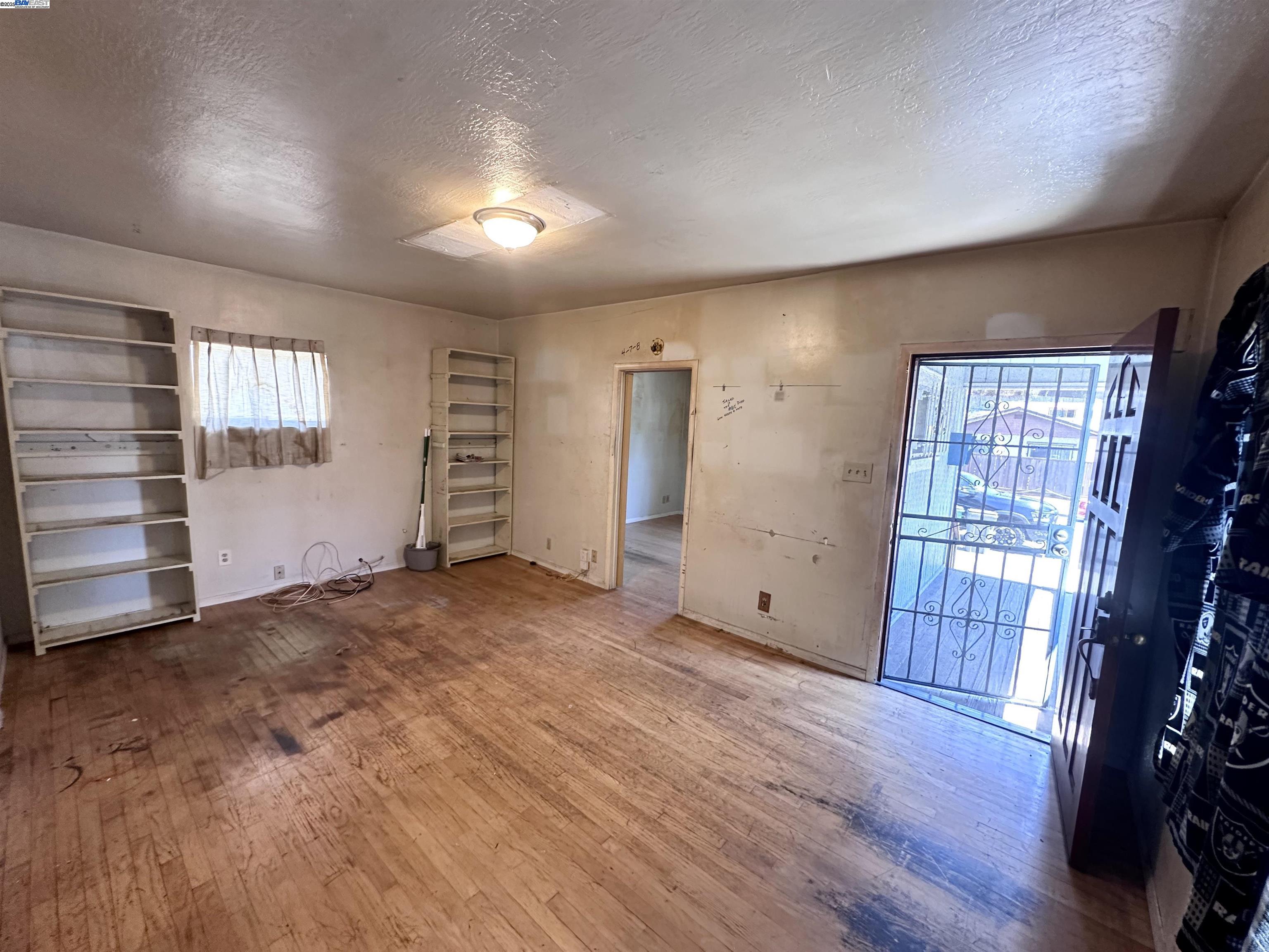 Detail Gallery Image 3 of 17 For 2045 Harrington Ave, Oakland,  CA 94601 - 3 Beds | 1 Baths