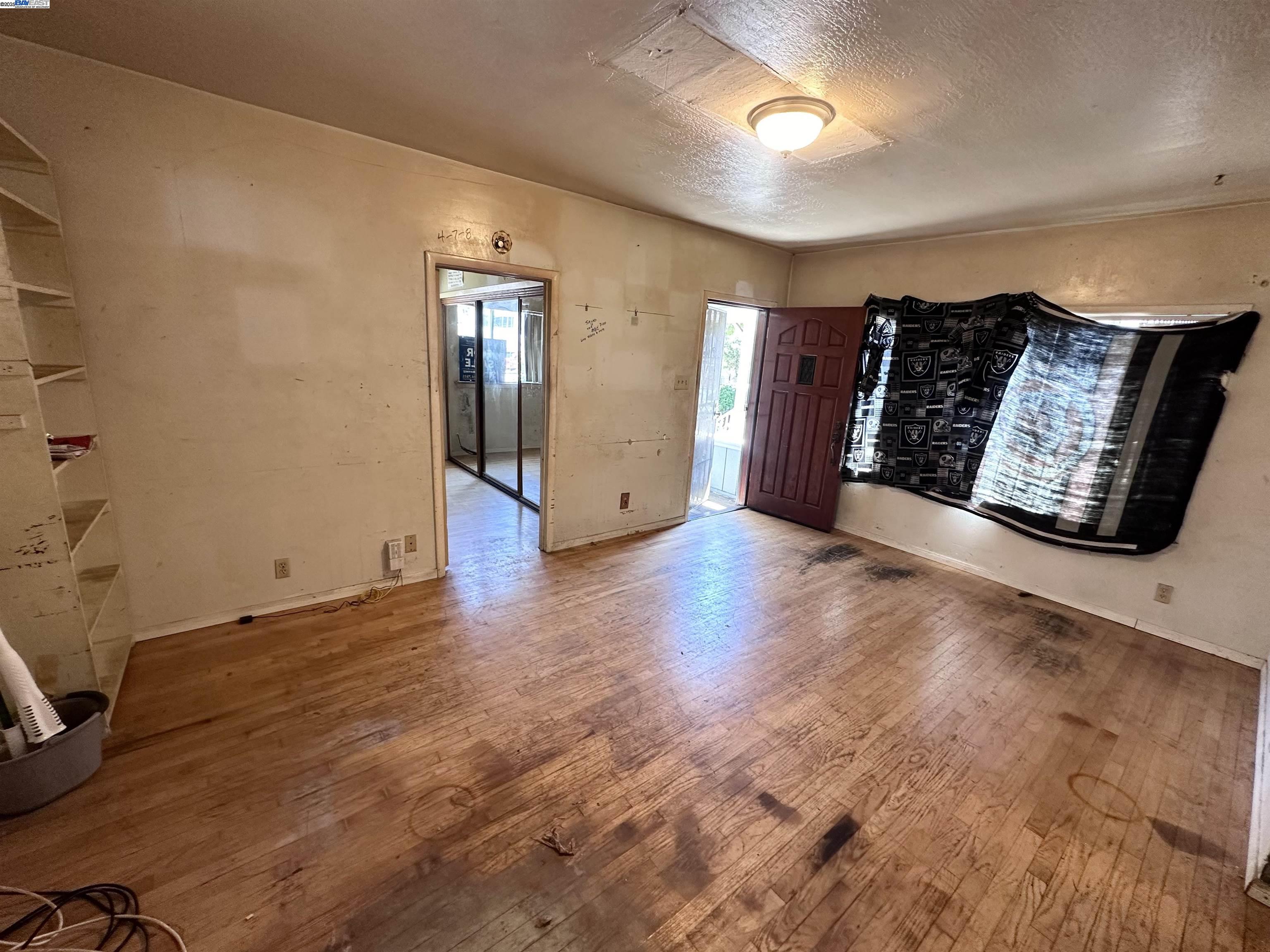 Detail Gallery Image 4 of 17 For 2045 Harrington Ave, Oakland,  CA 94601 - 3 Beds | 1 Baths