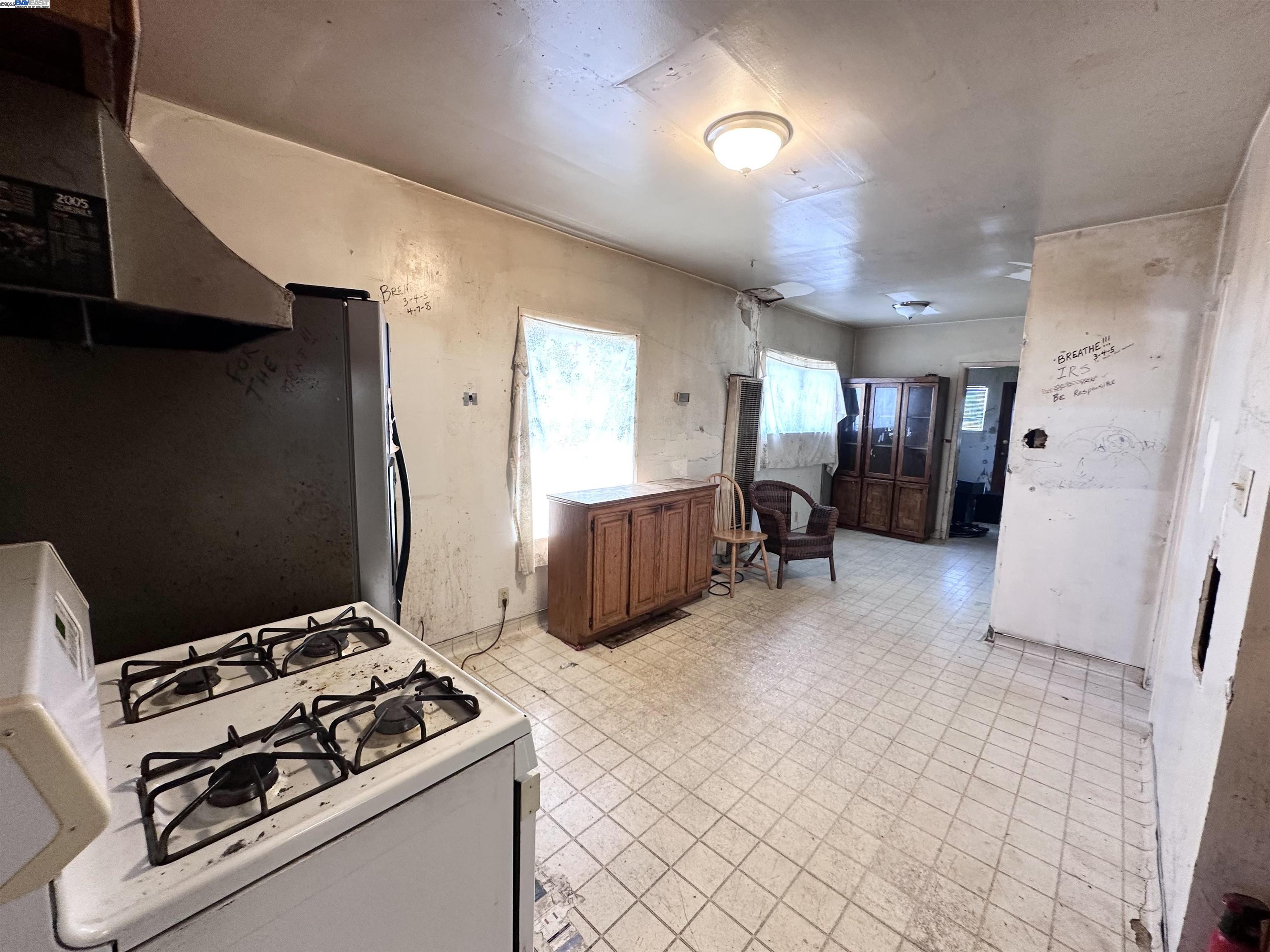 Detail Gallery Image 6 of 17 For 2045 Harrington Ave, Oakland,  CA 94601 - 3 Beds | 1 Baths