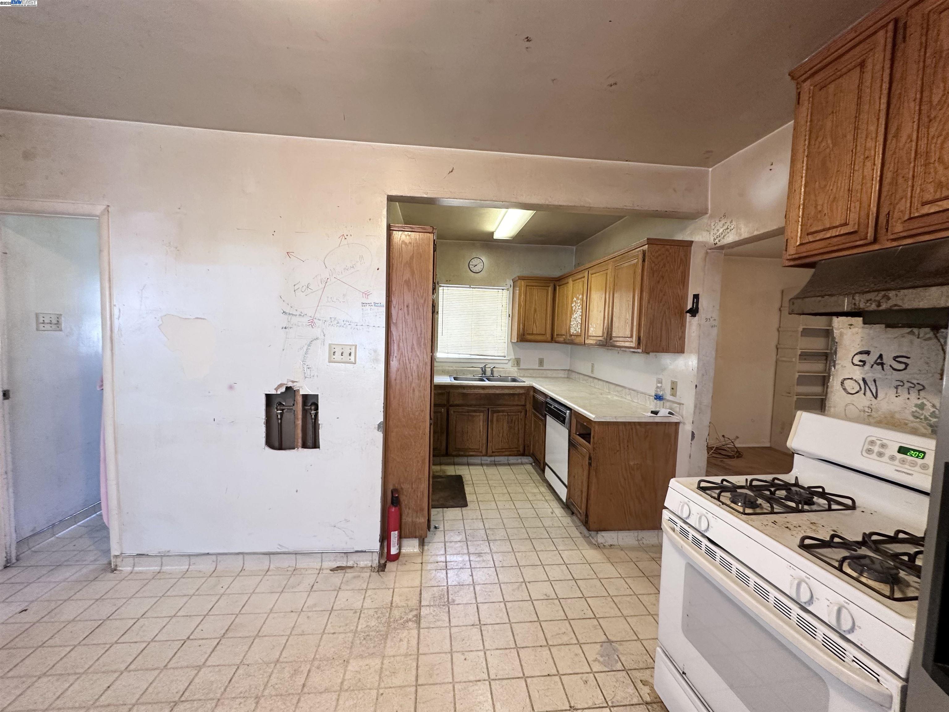 Detail Gallery Image 7 of 17 For 2045 Harrington Ave, Oakland,  CA 94601 - 3 Beds | 1 Baths