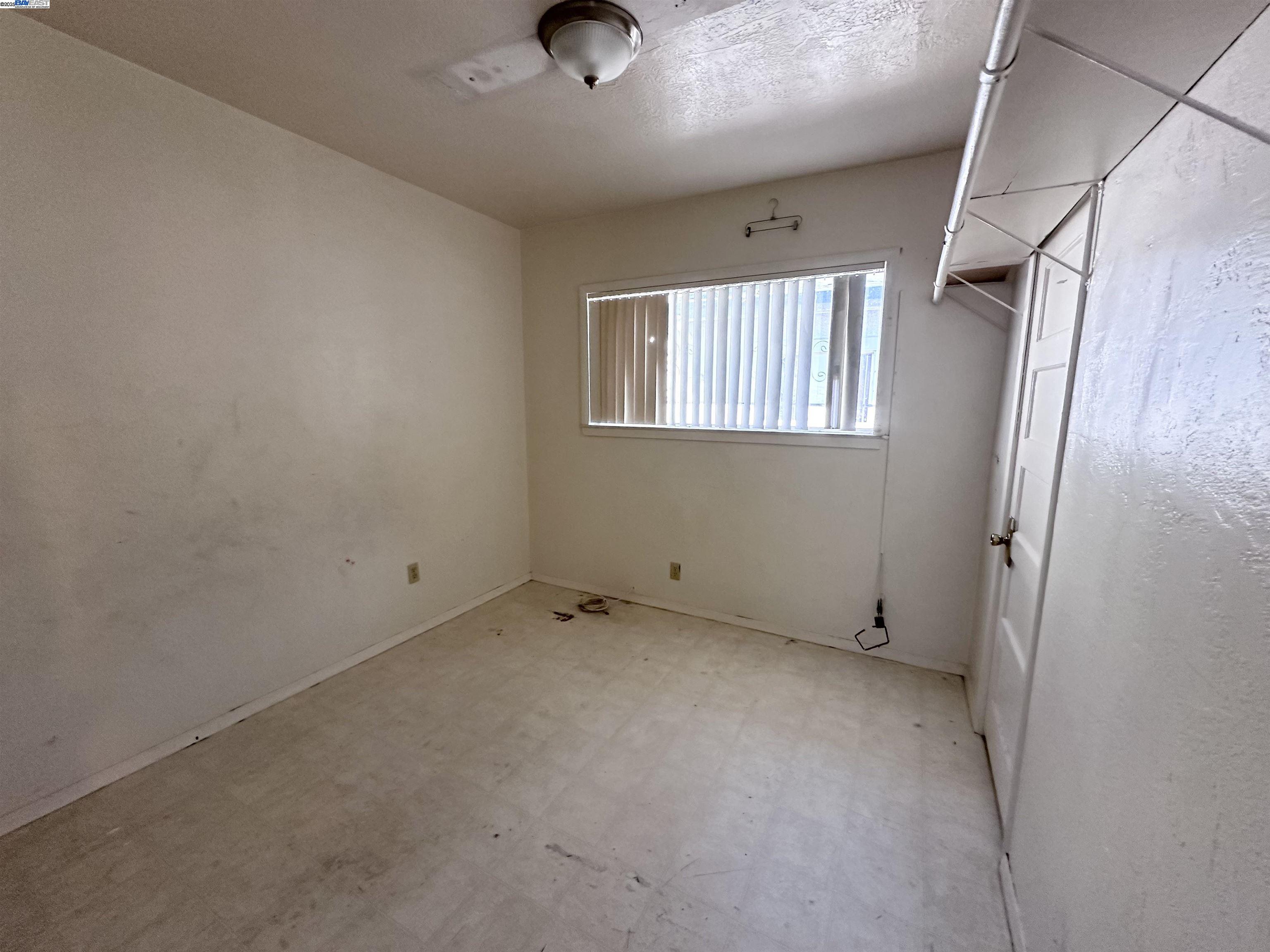 Detail Gallery Image 10 of 17 For 2045 Harrington Ave, Oakland,  CA 94601 - 3 Beds | 1 Baths