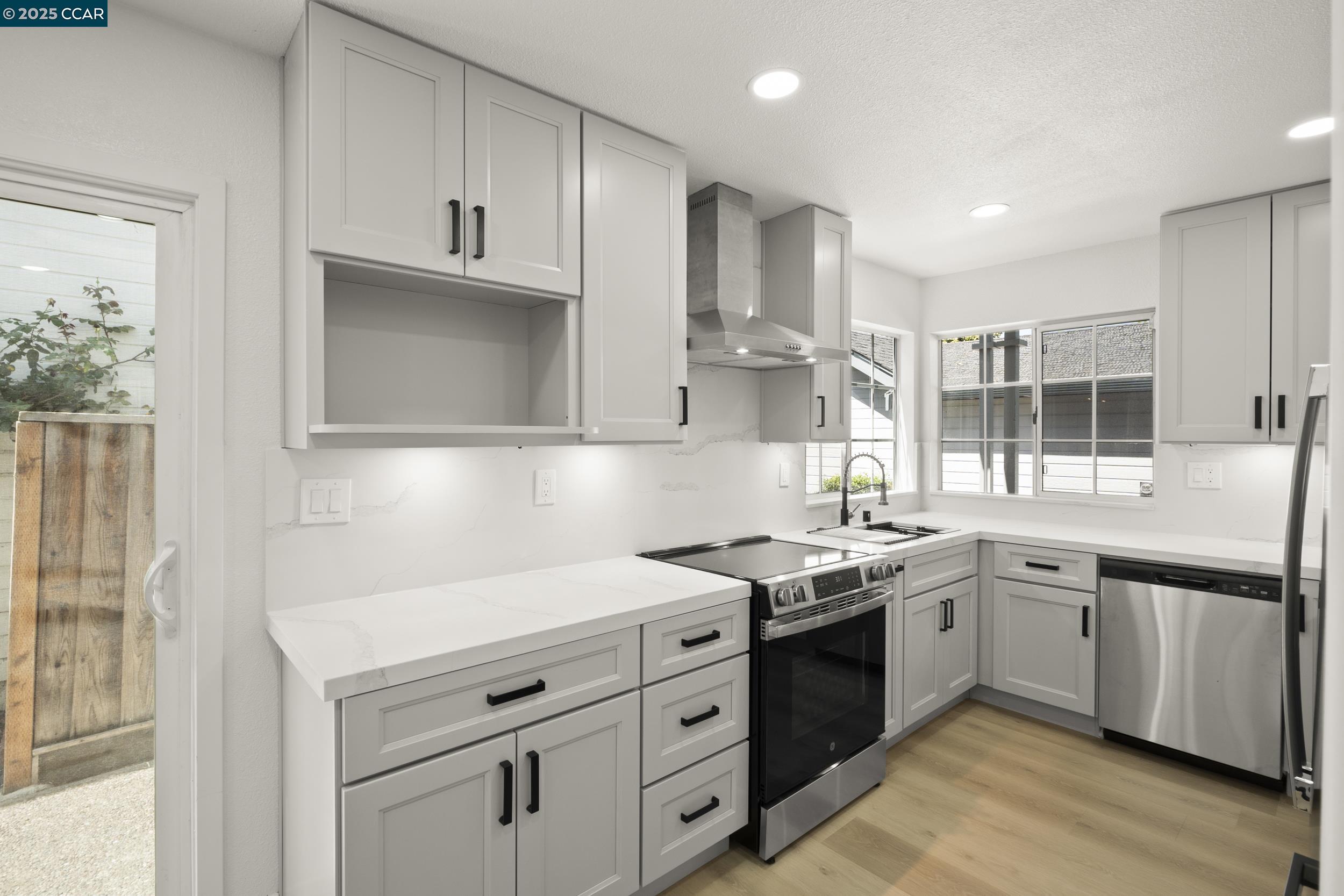 Detail Gallery Image 3 of 37 For 6453 Potrero Dr, Newark,  CA 94560 - 3 Beds | 2/1 Baths
