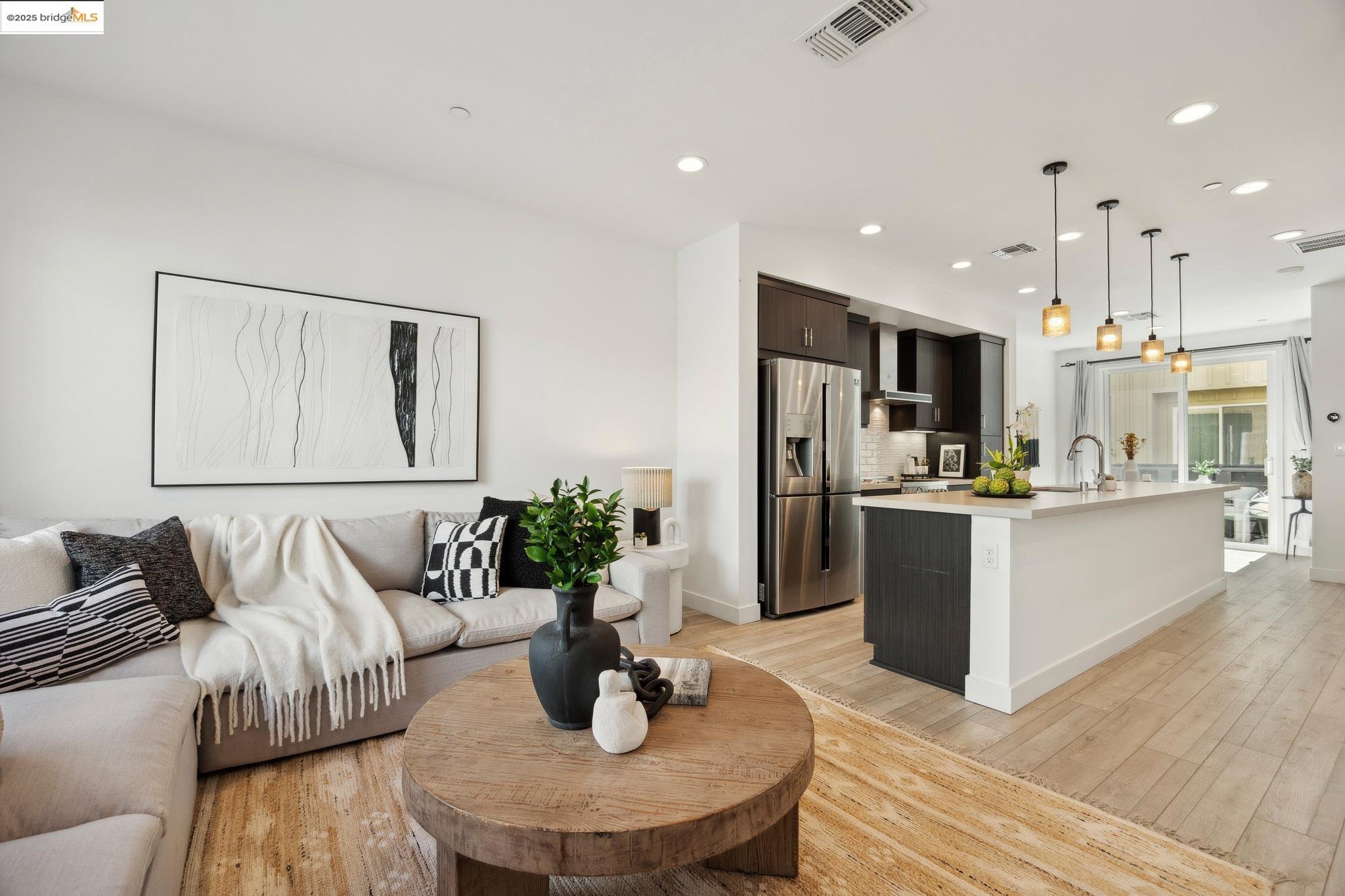Detail Gallery Image 1 of 40 For 172 Uptown Cir, Oakland,  CA 94607 - 2 Beds | 2/2 Baths