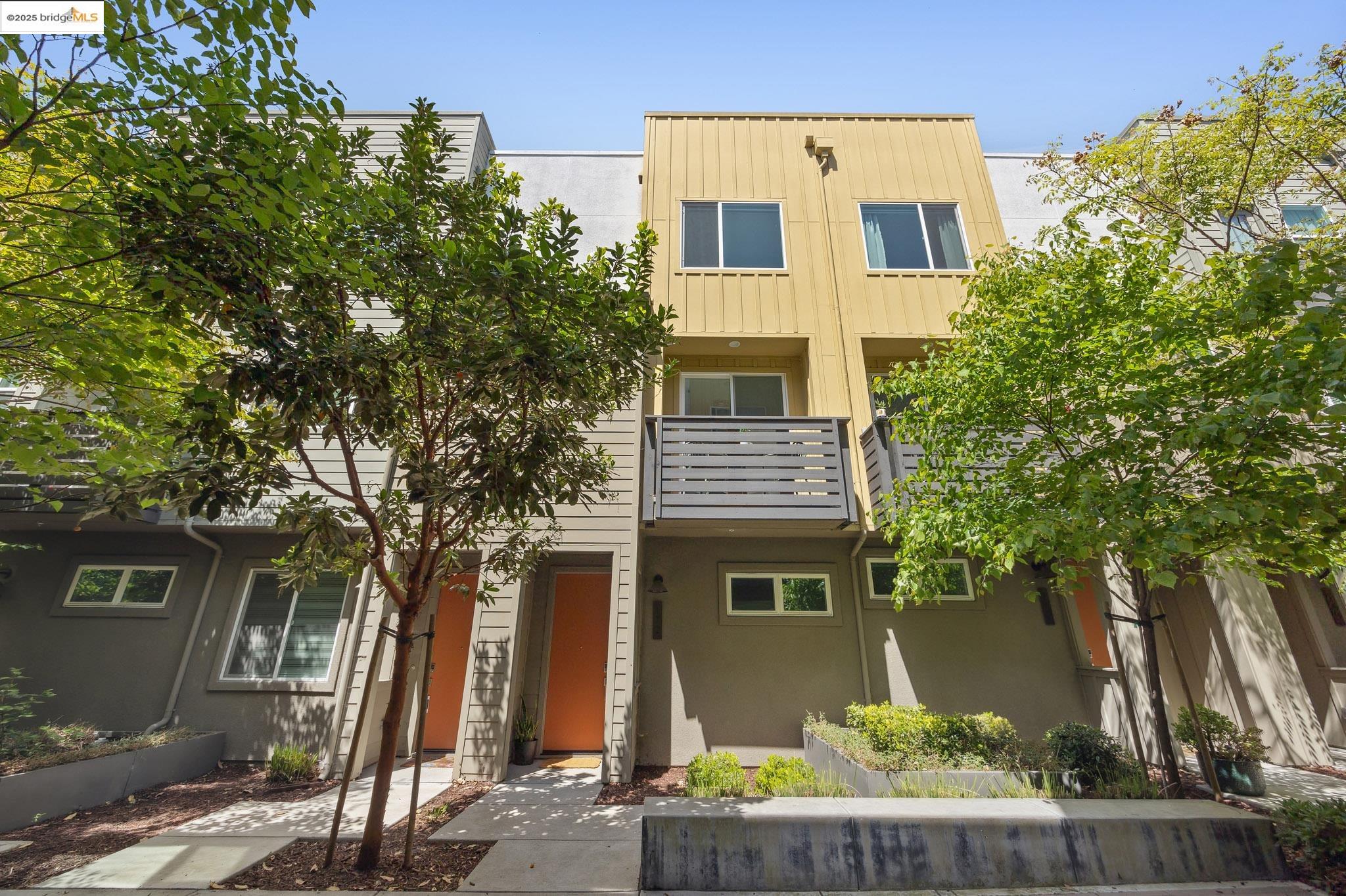 Detail Gallery Image 2 of 40 For 172 Uptown Cir, Oakland,  CA 94607 - 2 Beds | 2/2 Baths