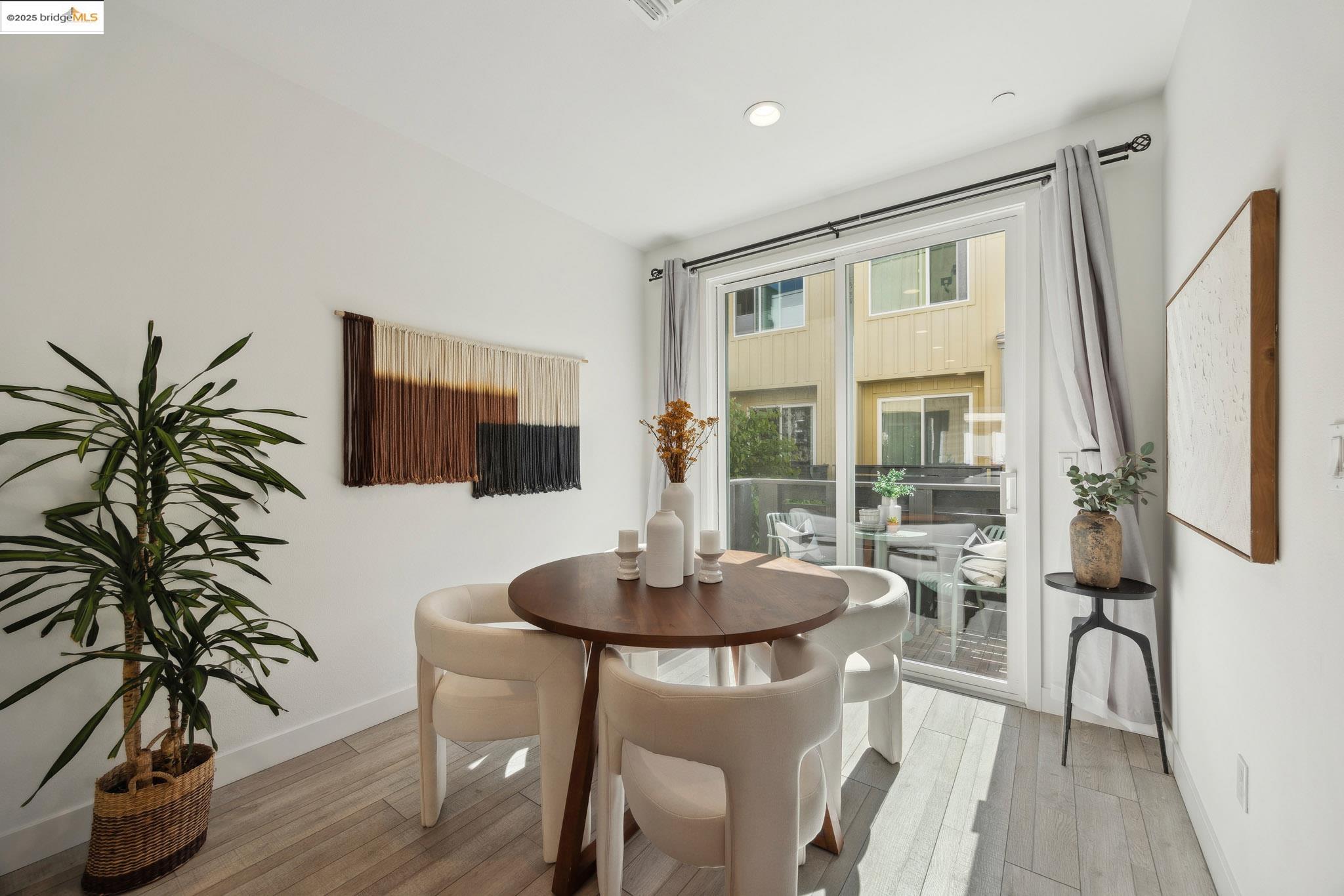 Detail Gallery Image 11 of 40 For 172 Uptown Cir, Oakland,  CA 94607 - 2 Beds | 2/2 Baths