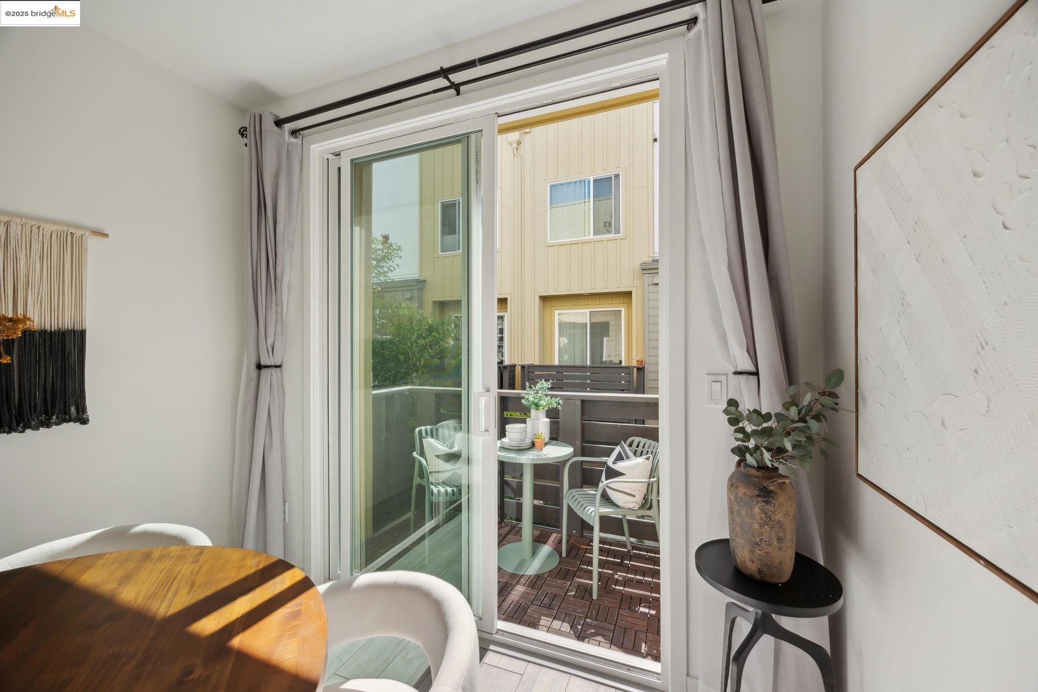 Detail Gallery Image 12 of 40 For 172 Uptown Cir, Oakland,  CA 94607 - 2 Beds | 2/2 Baths