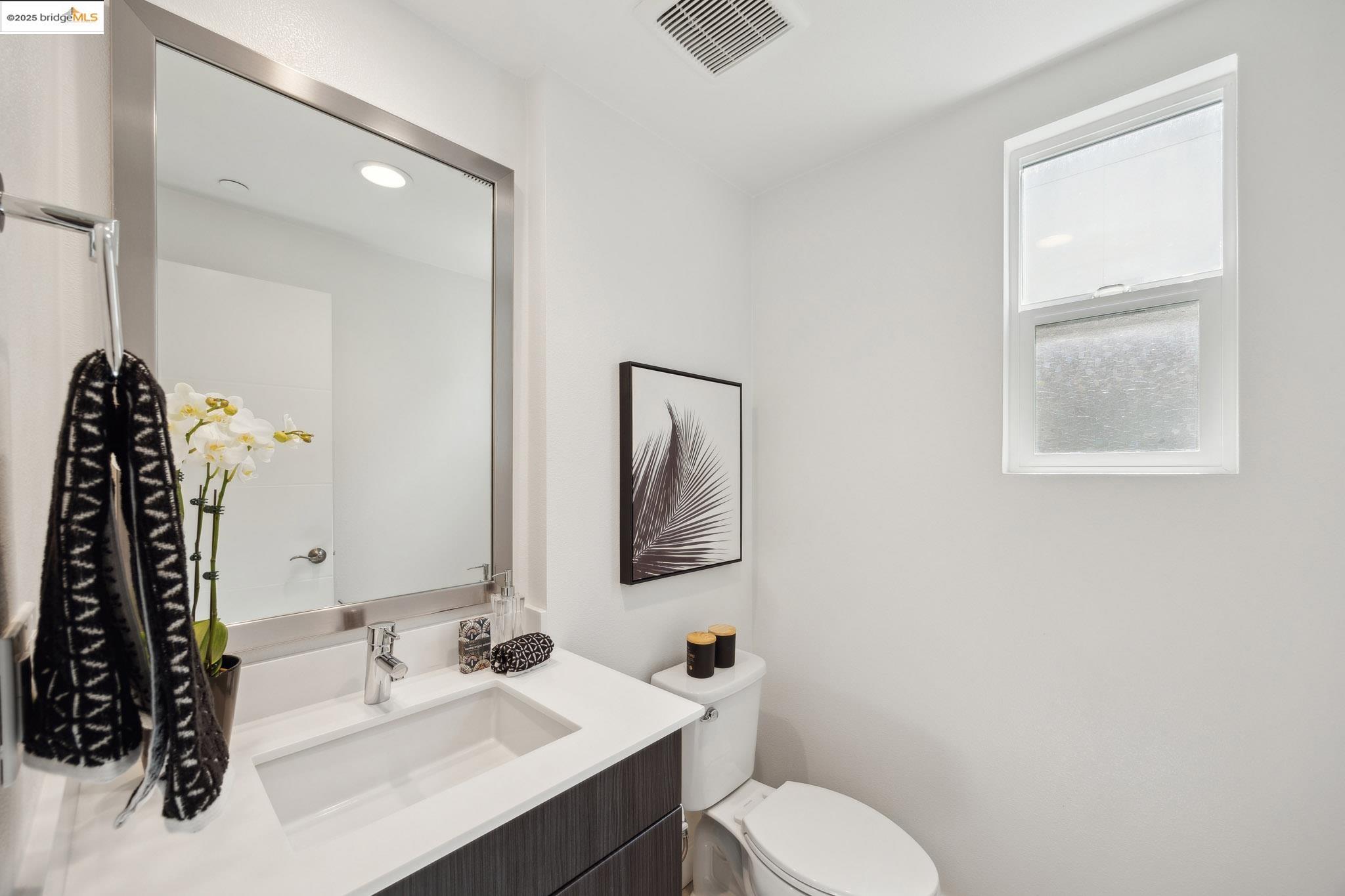 Detail Gallery Image 15 of 40 For 172 Uptown Cir, Oakland,  CA 94607 - 2 Beds | 2/2 Baths