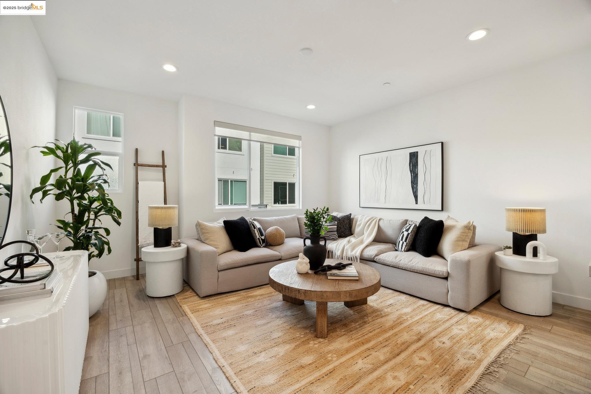 Detail Gallery Image 4 of 40 For 172 Uptown Cir, Oakland,  CA 94607 - 2 Beds | 2/2 Baths