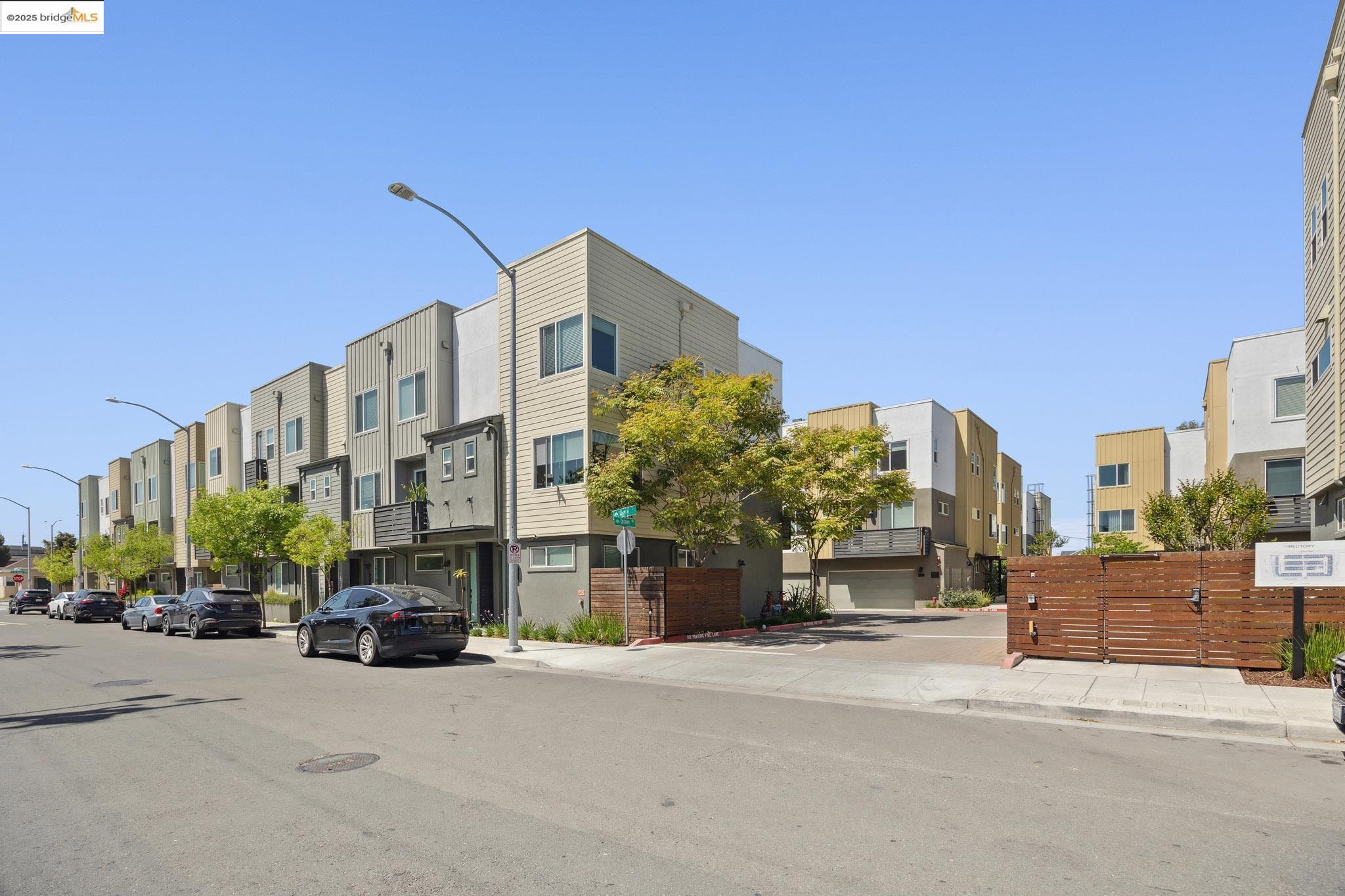Detail Gallery Image 40 of 40 For 172 Uptown Cir, Oakland,  CA 94607 - 2 Beds | 2/2 Baths