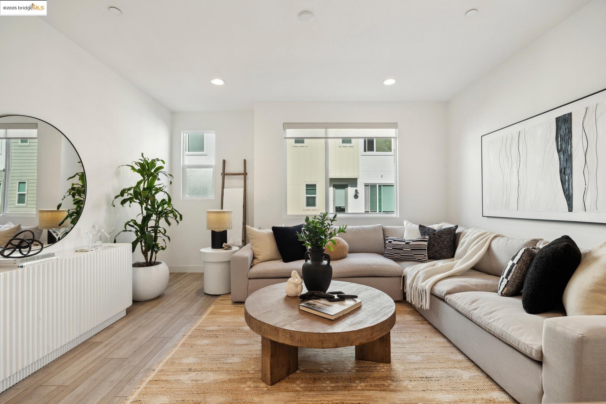 Detail Gallery Image 5 of 40 For 172 Uptown Cir, Oakland,  CA 94607 - 2 Beds | 2/2 Baths
