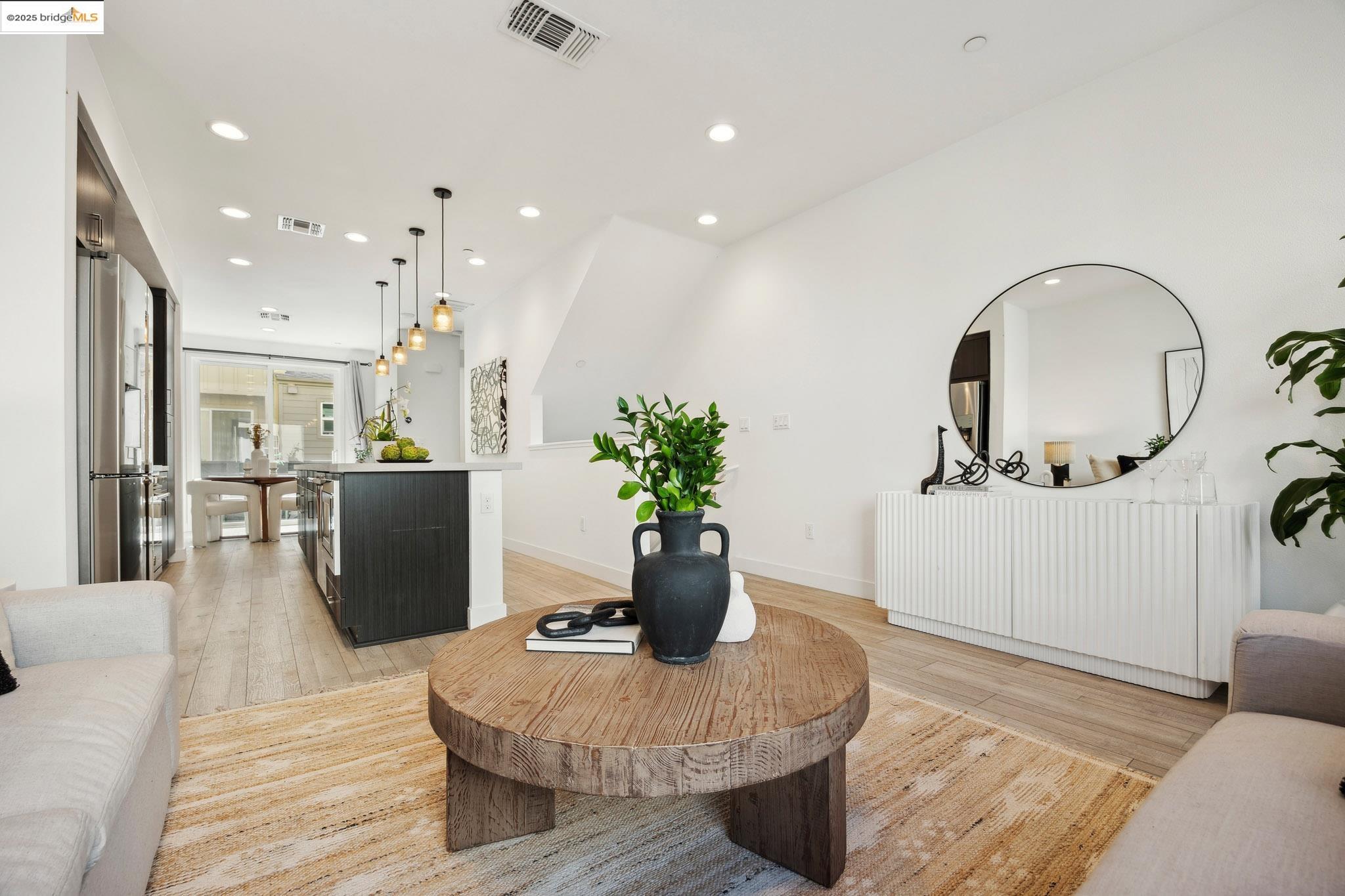 Detail Gallery Image 6 of 40 For 172 Uptown Cir, Oakland,  CA 94607 - 2 Beds | 2/2 Baths