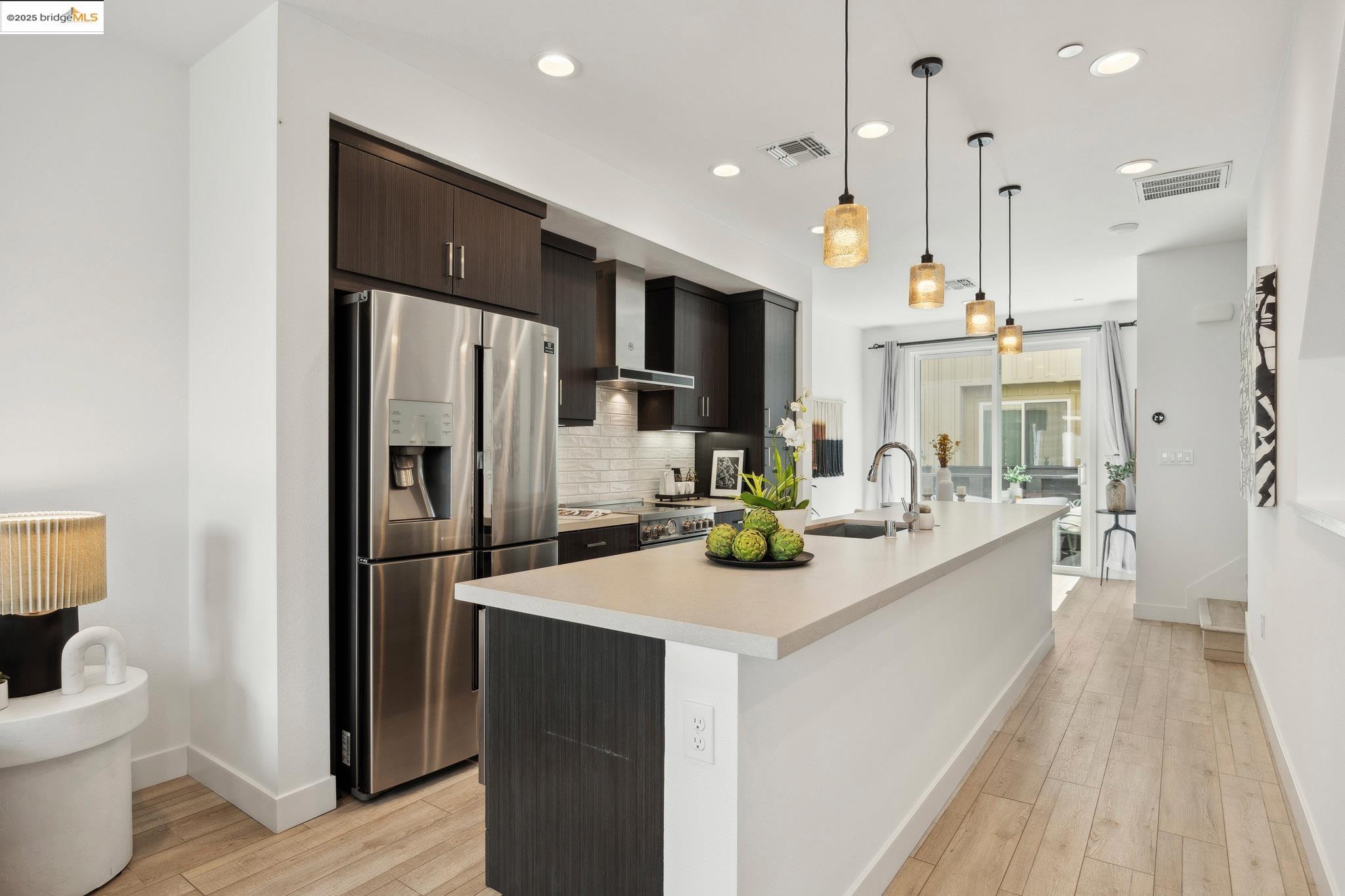 Detail Gallery Image 7 of 40 For 172 Uptown Cir, Oakland,  CA 94607 - 2 Beds | 2/2 Baths